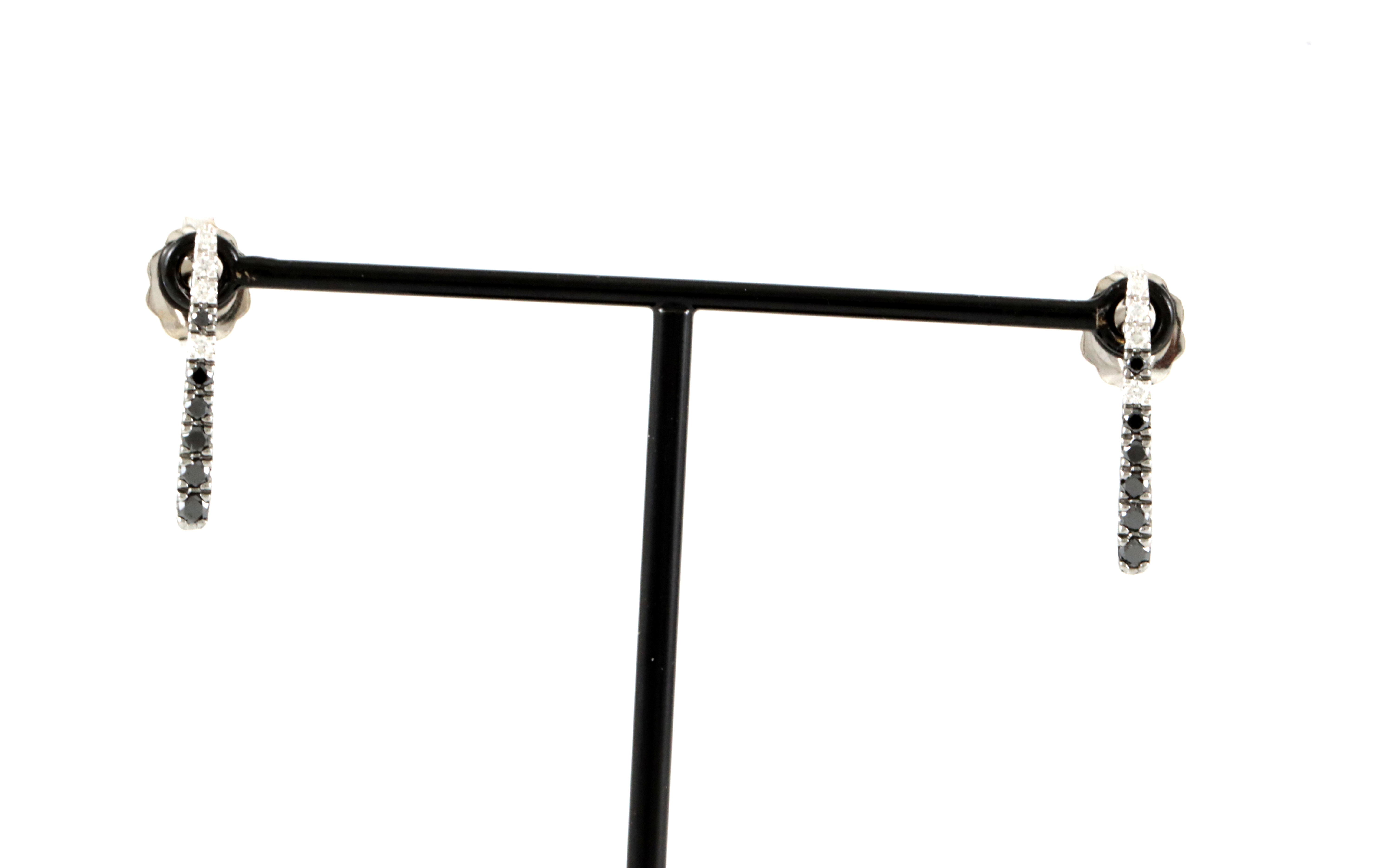 Lekre øredobber med svarte og hvite diamanter