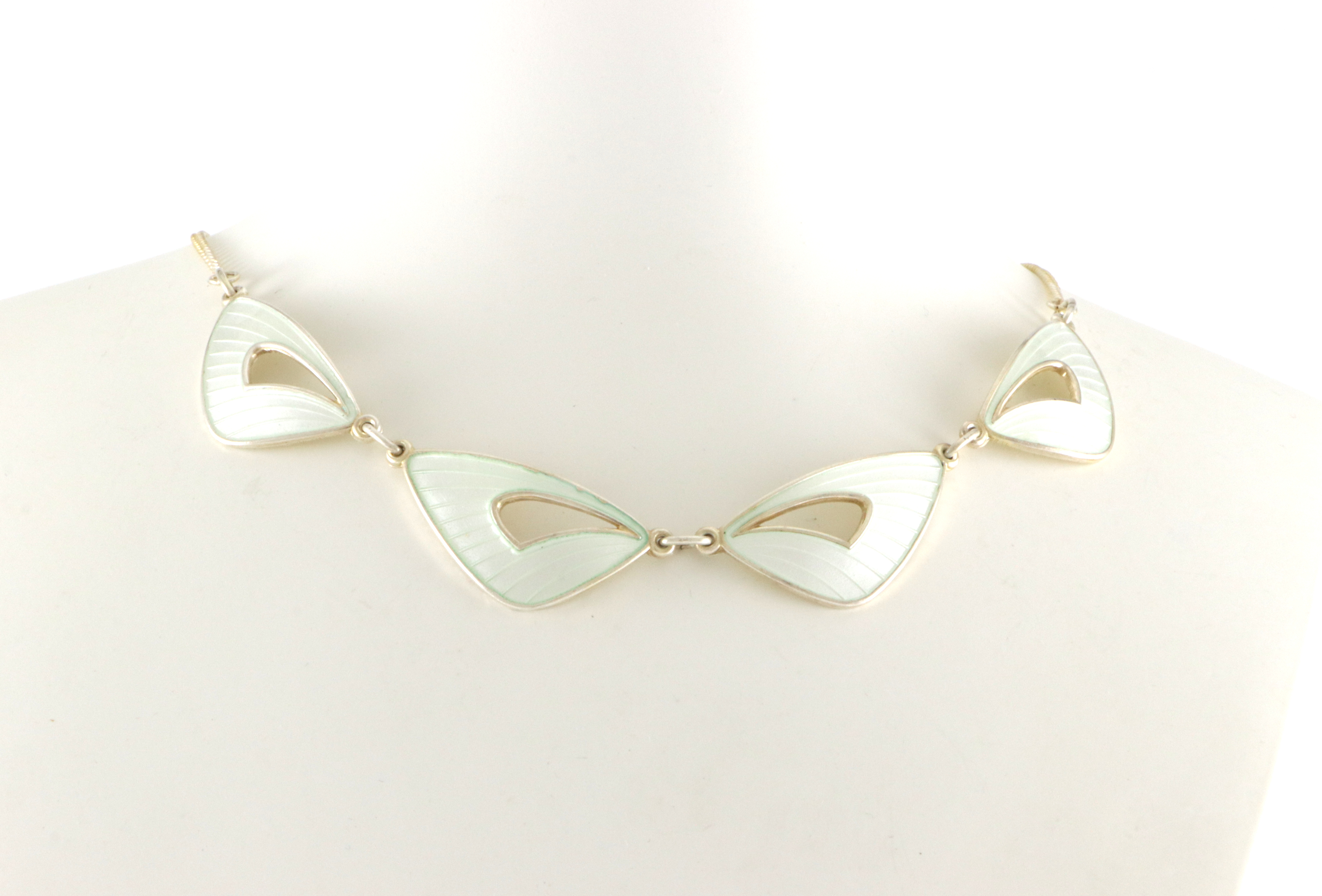 Emaljerte halskjeder i sølv