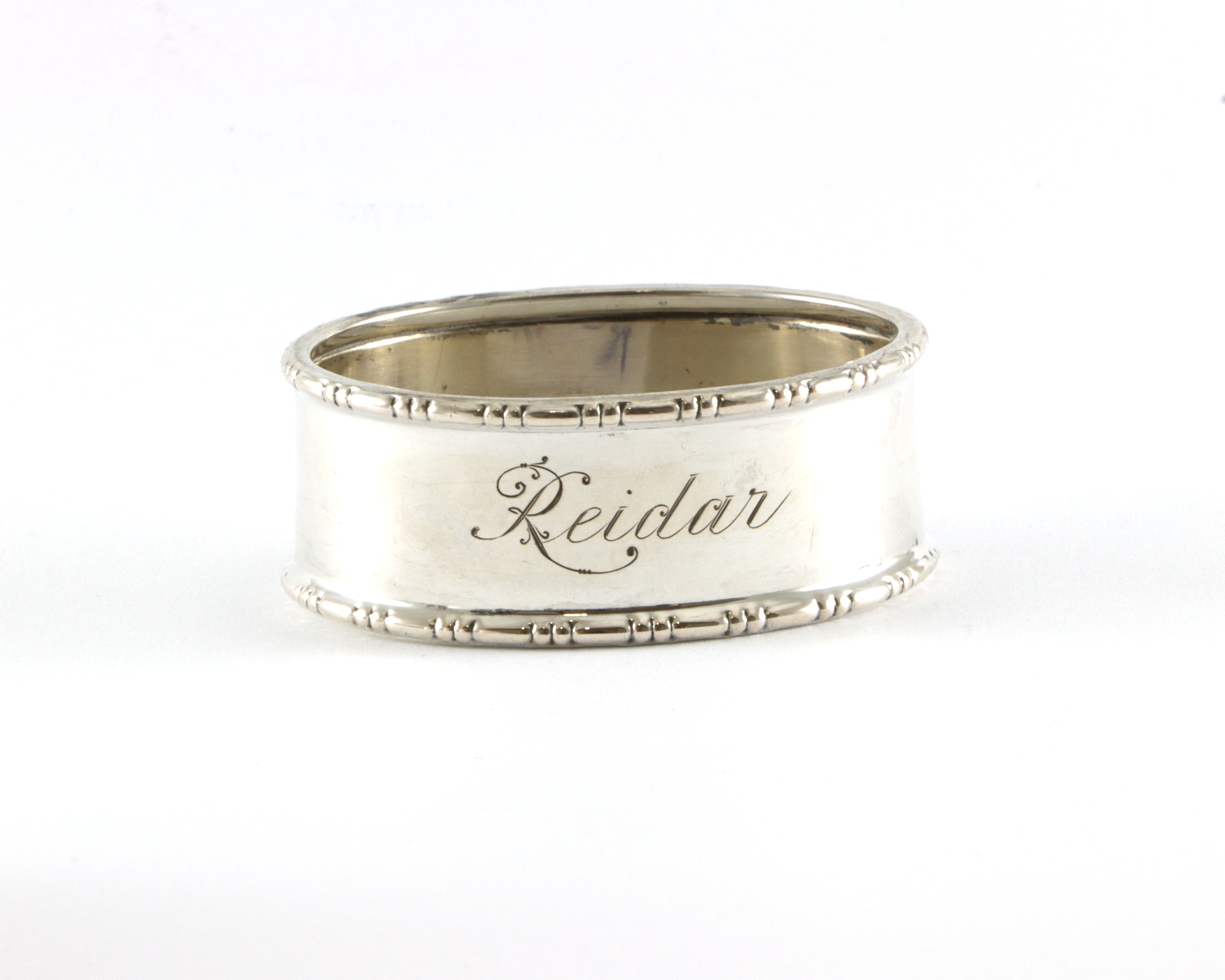 Graverte serviettringer i sølv