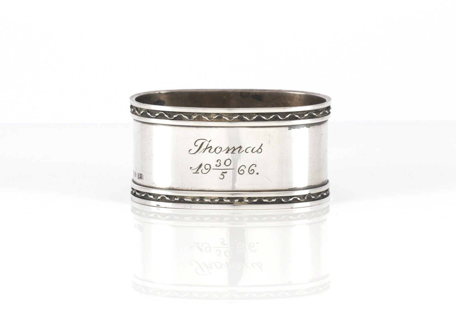 Graverte serviettringer i sølv