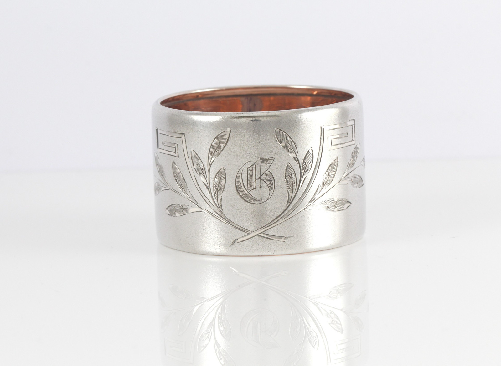 Graverte serviettringer i sølv