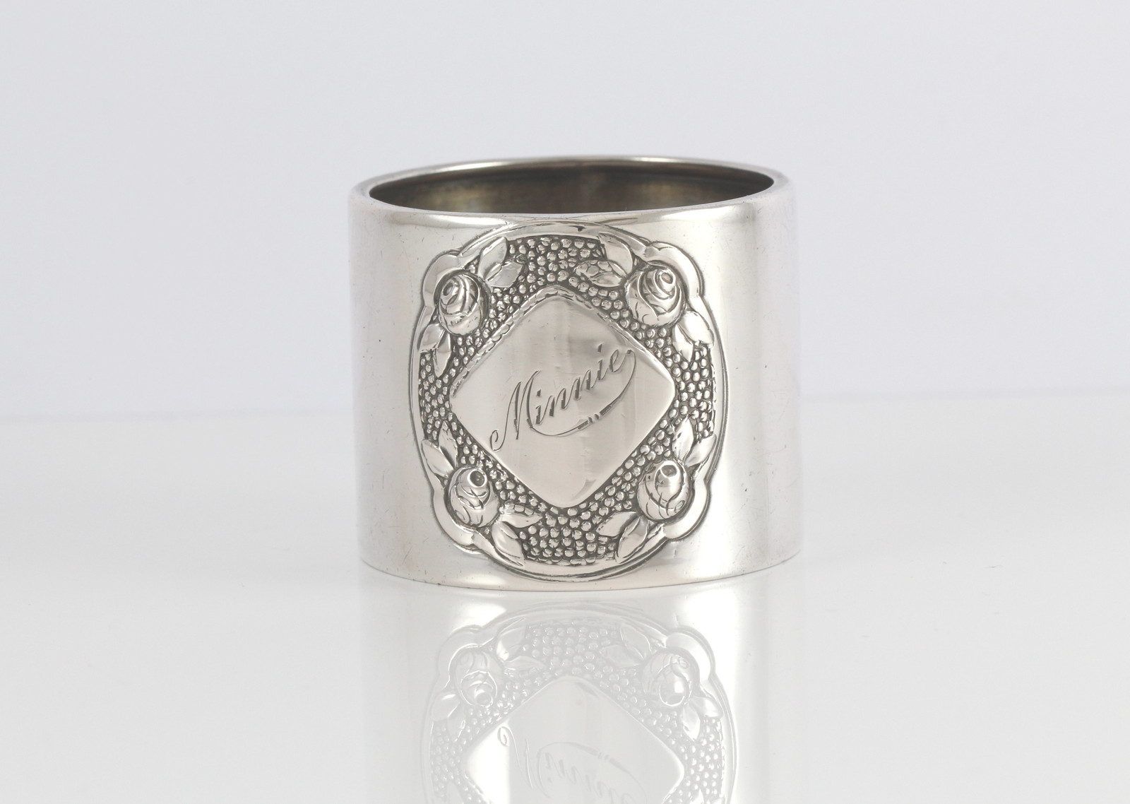 Graverte serviettringer i sølv