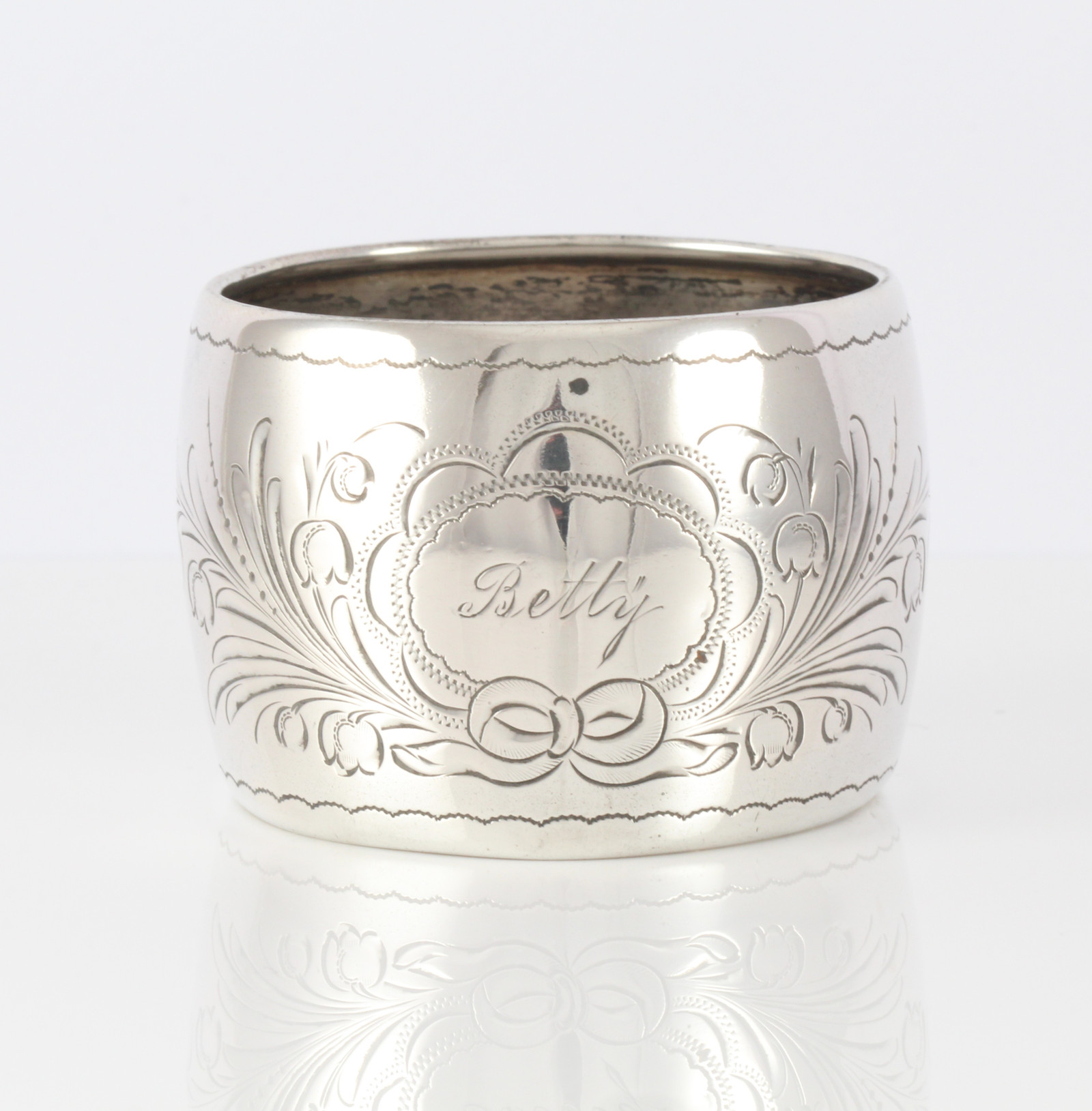 Graverte serviettringer i sølv