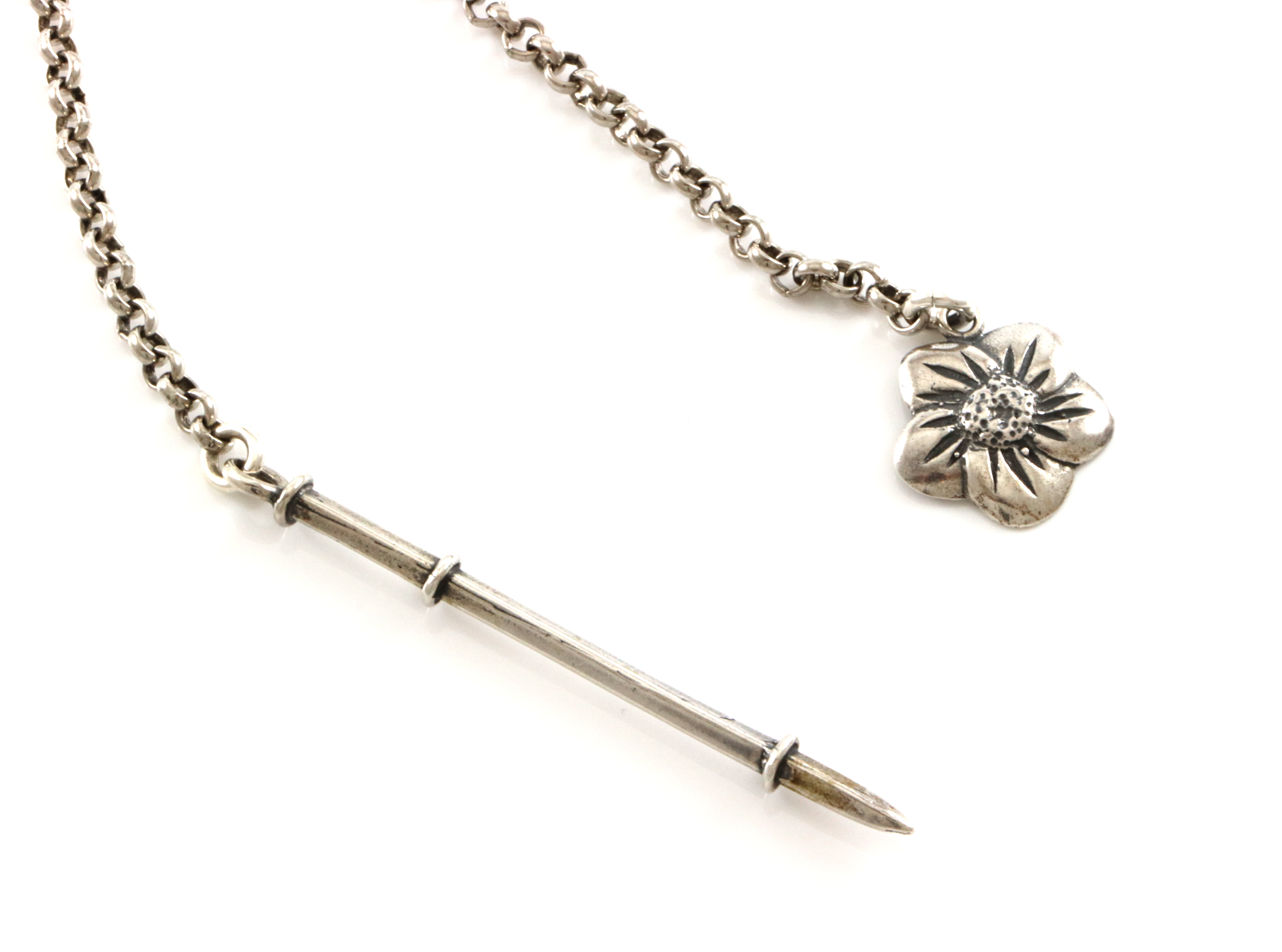 Kjede med spyd til Silje festdrakt. Ørnulf Hasla