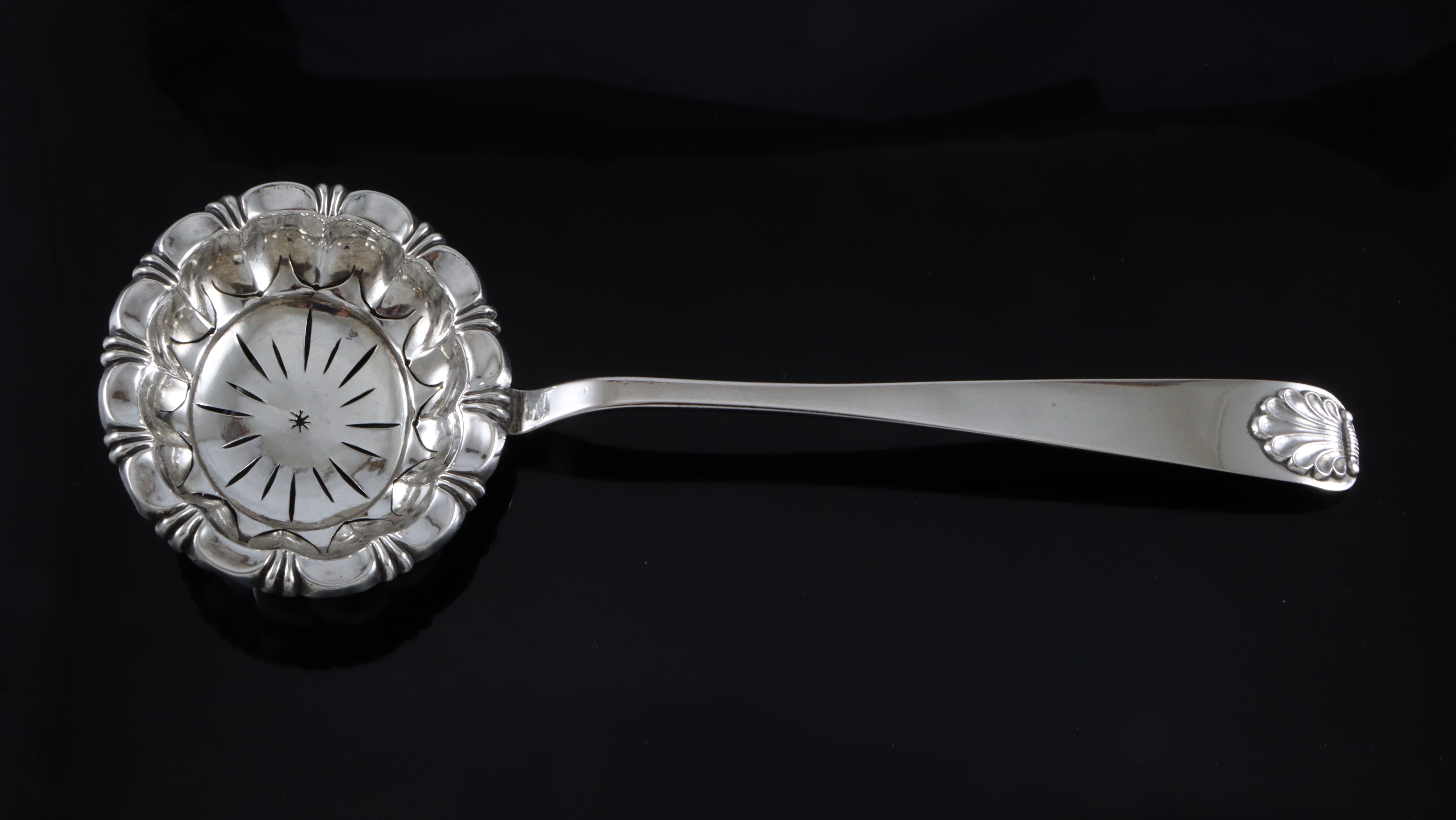 Antikk strøskje i sølv fra 1858