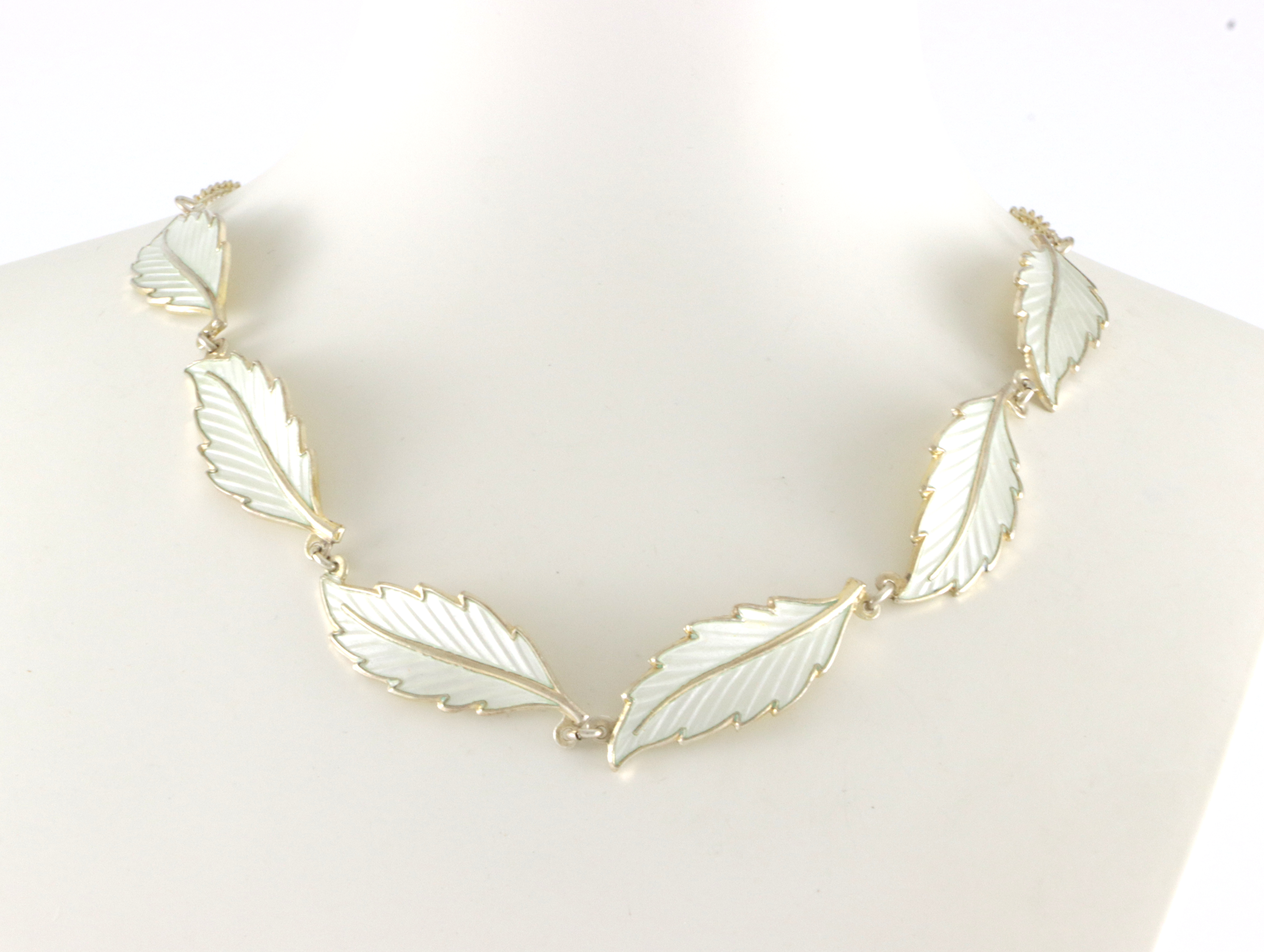 Emaljerte halskjeder i sølv