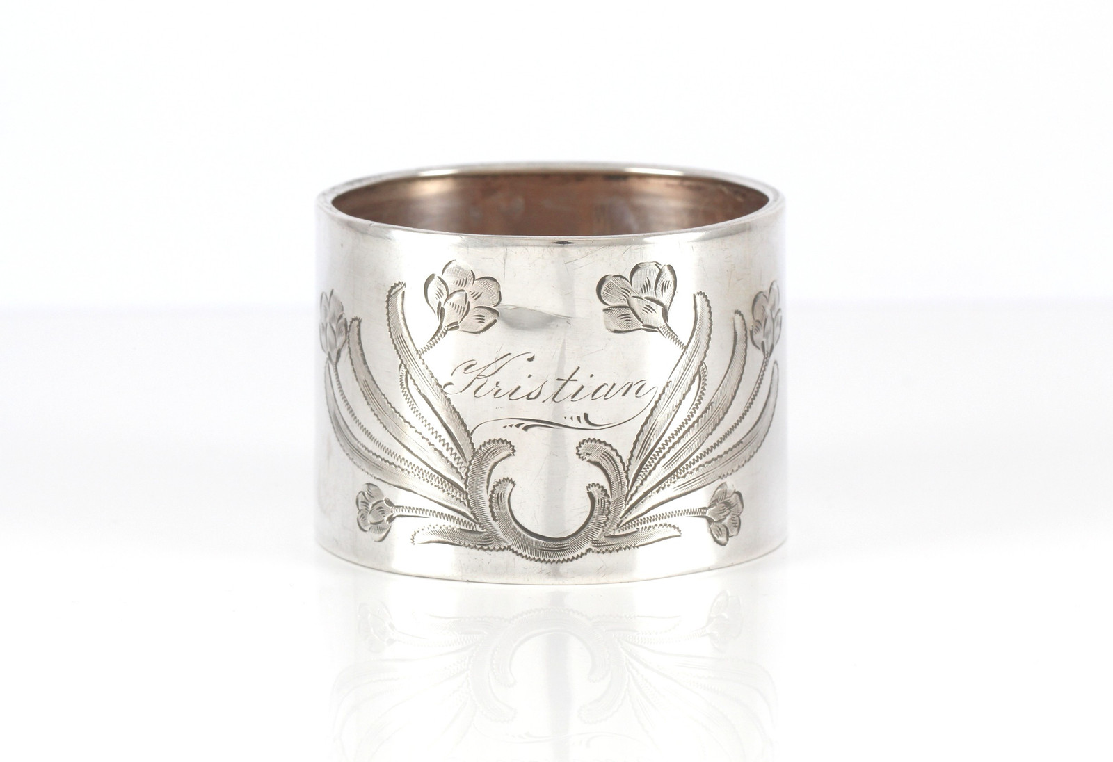 Graverte serviettringer i sølv