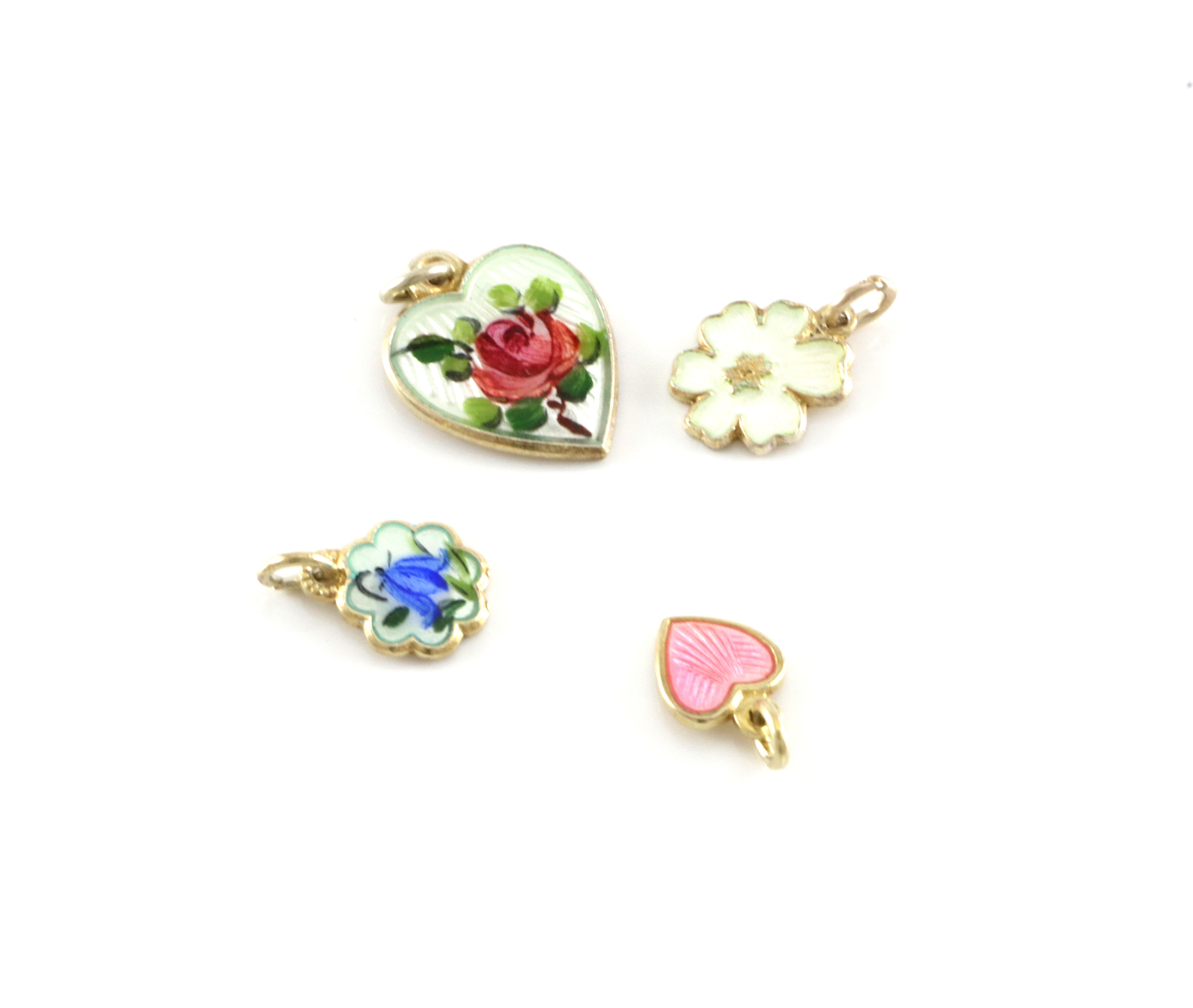 Emaljerte anheng i sølv