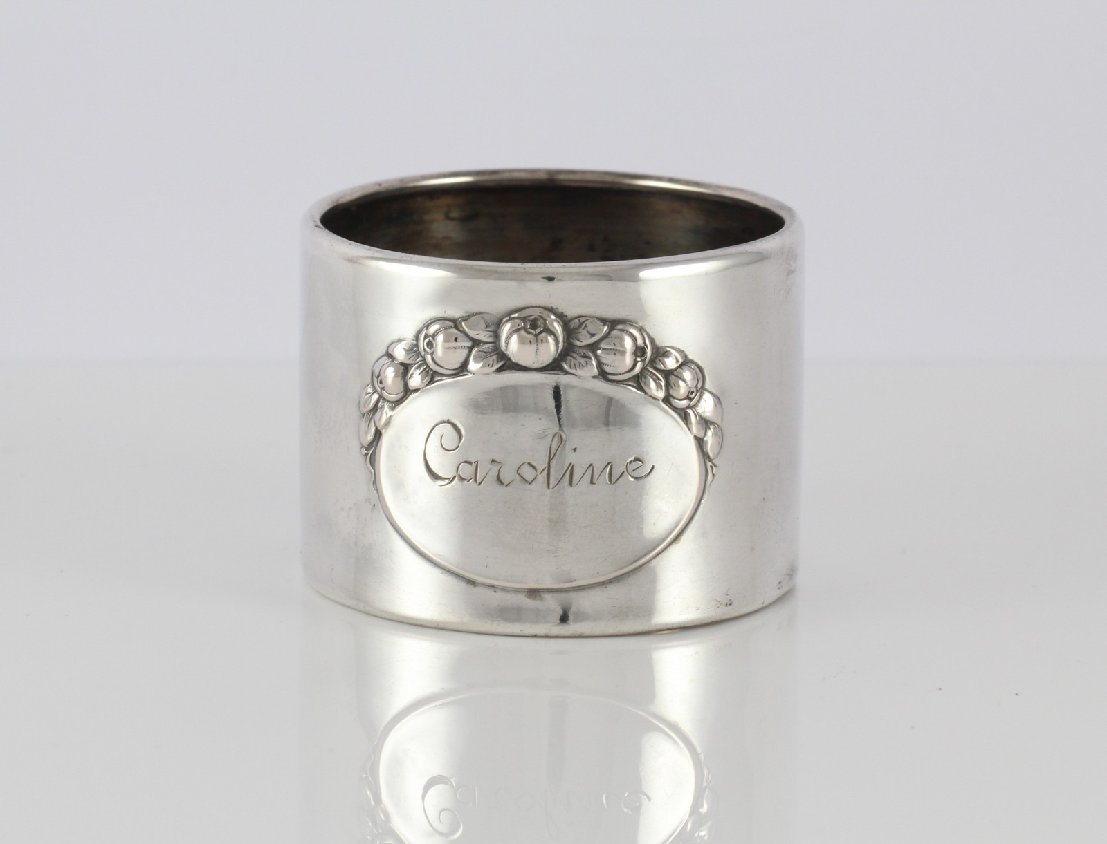 Graverte serviettringer i sølv