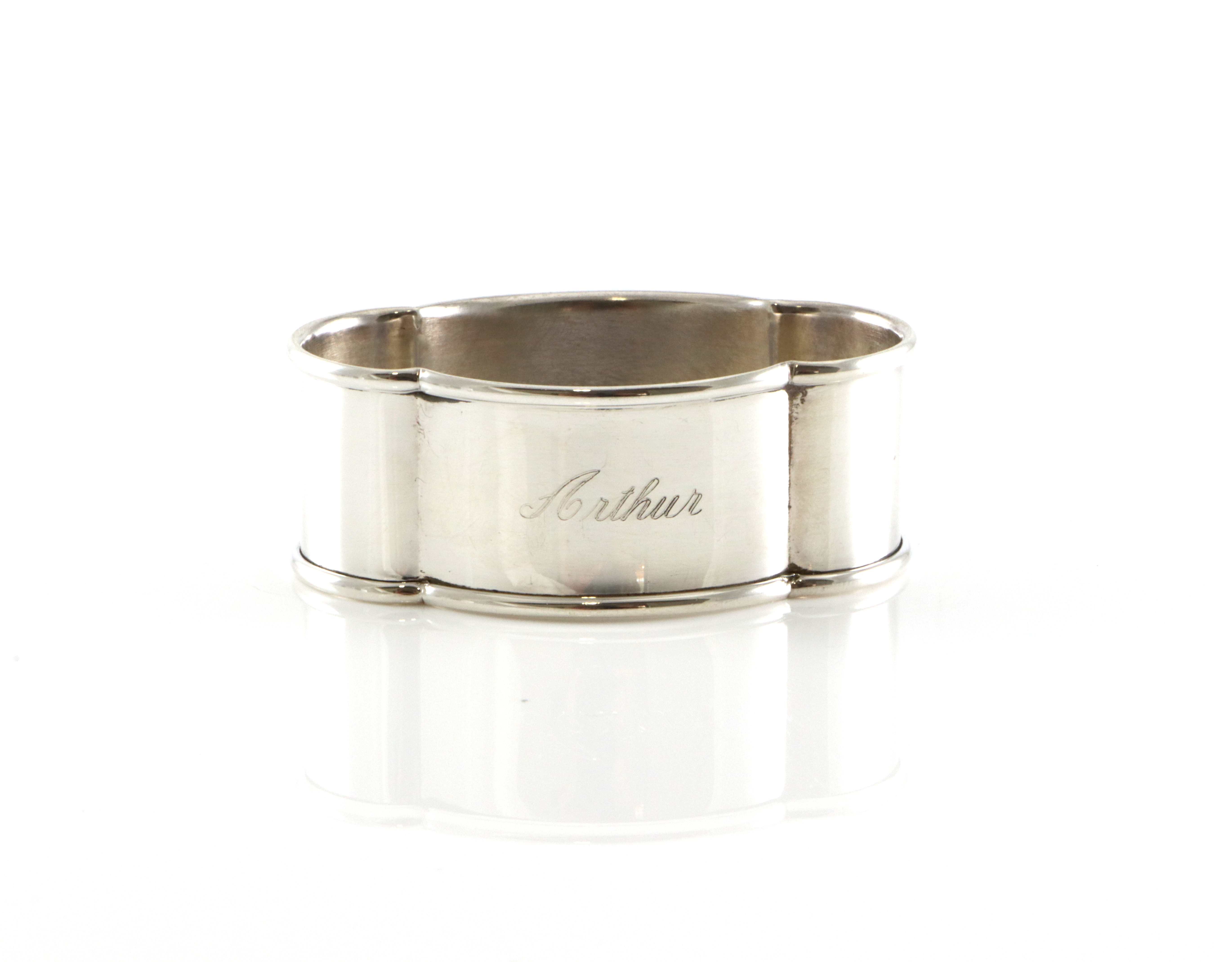 Graverte serviettringer i sølv