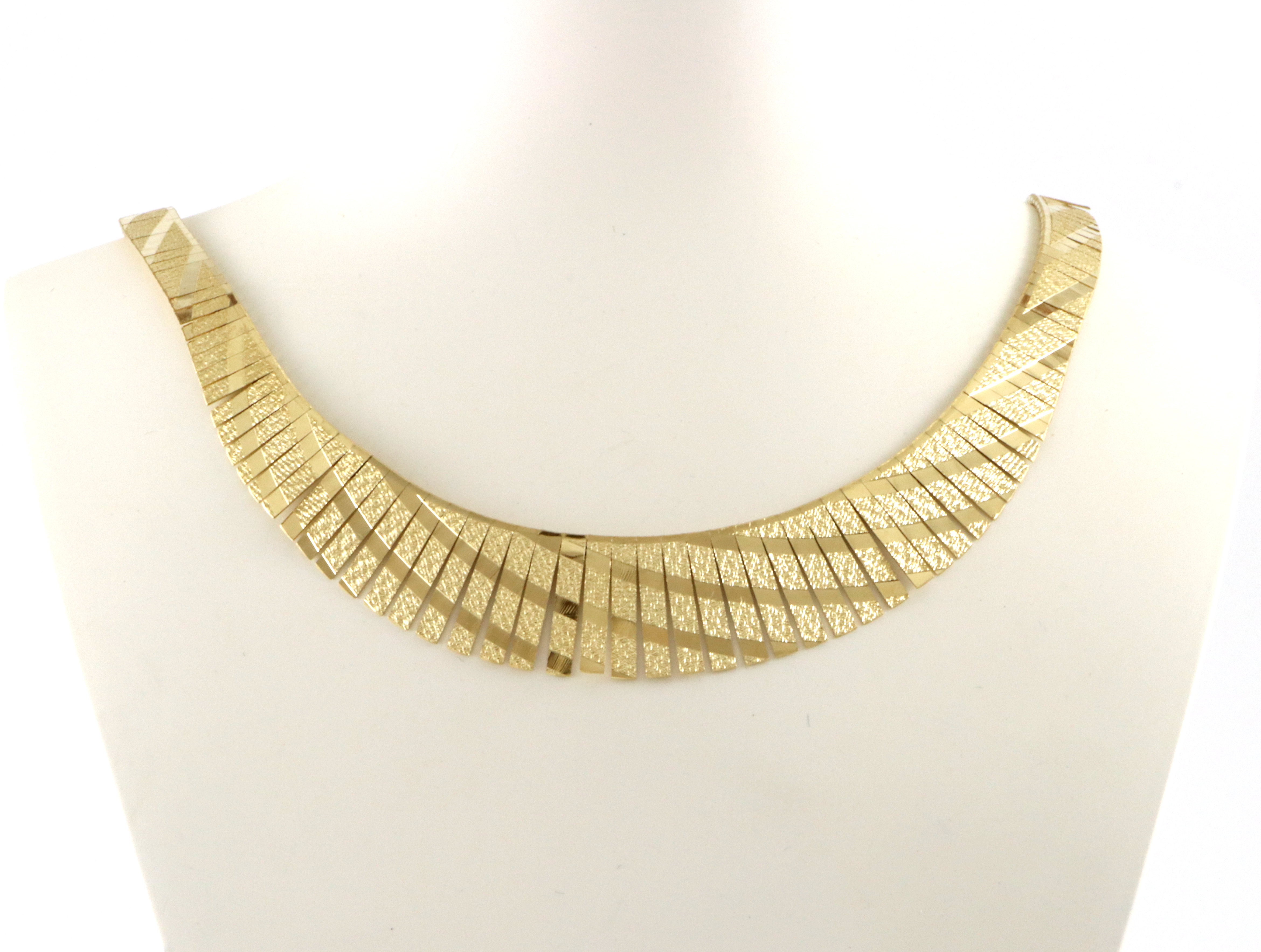 Nydelig collier med forløp.  FBM (Friedrich Binder Mönsheimm, Tyskland)  42,5 cm