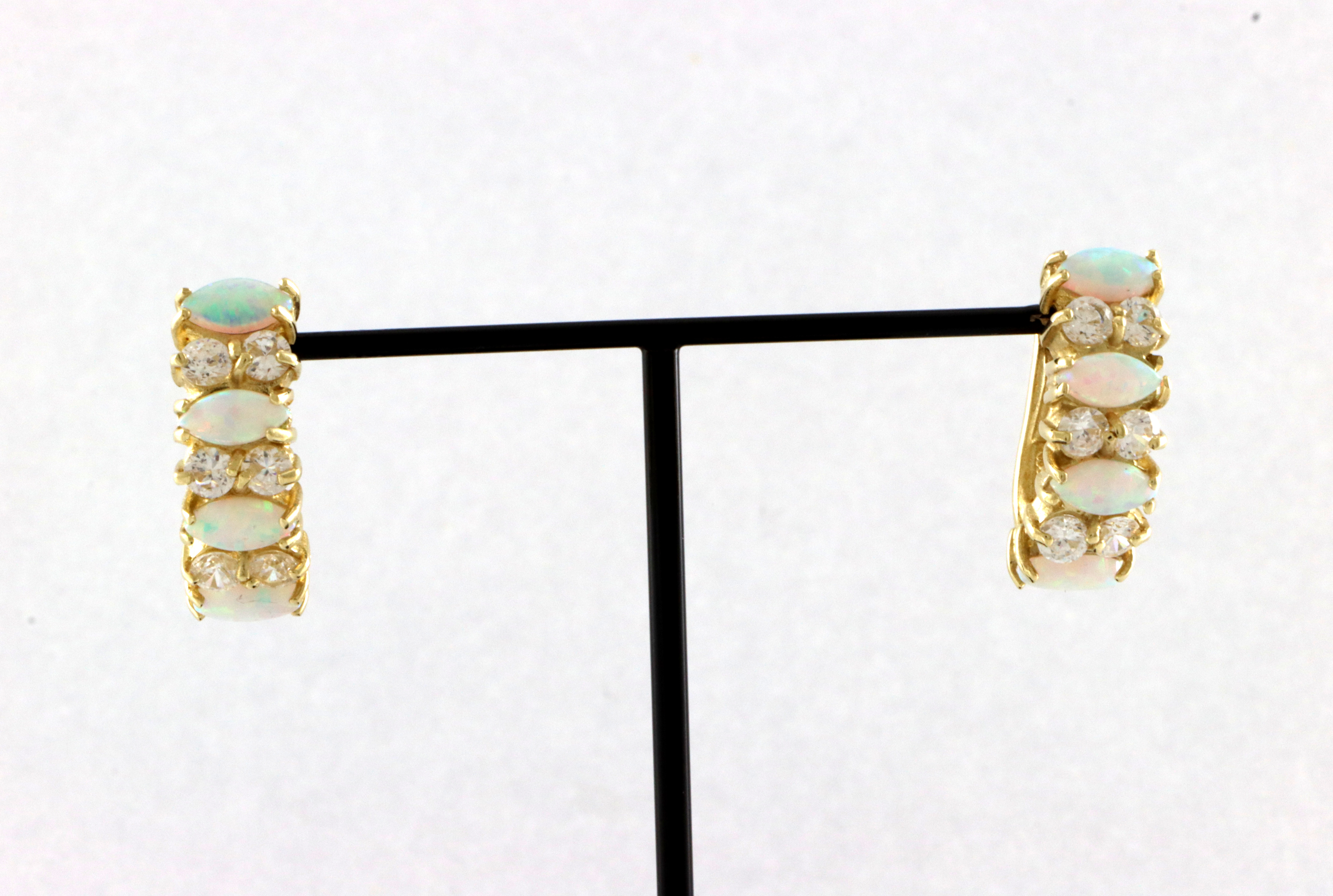 Lekre øredobber med opaler og blanke steiner