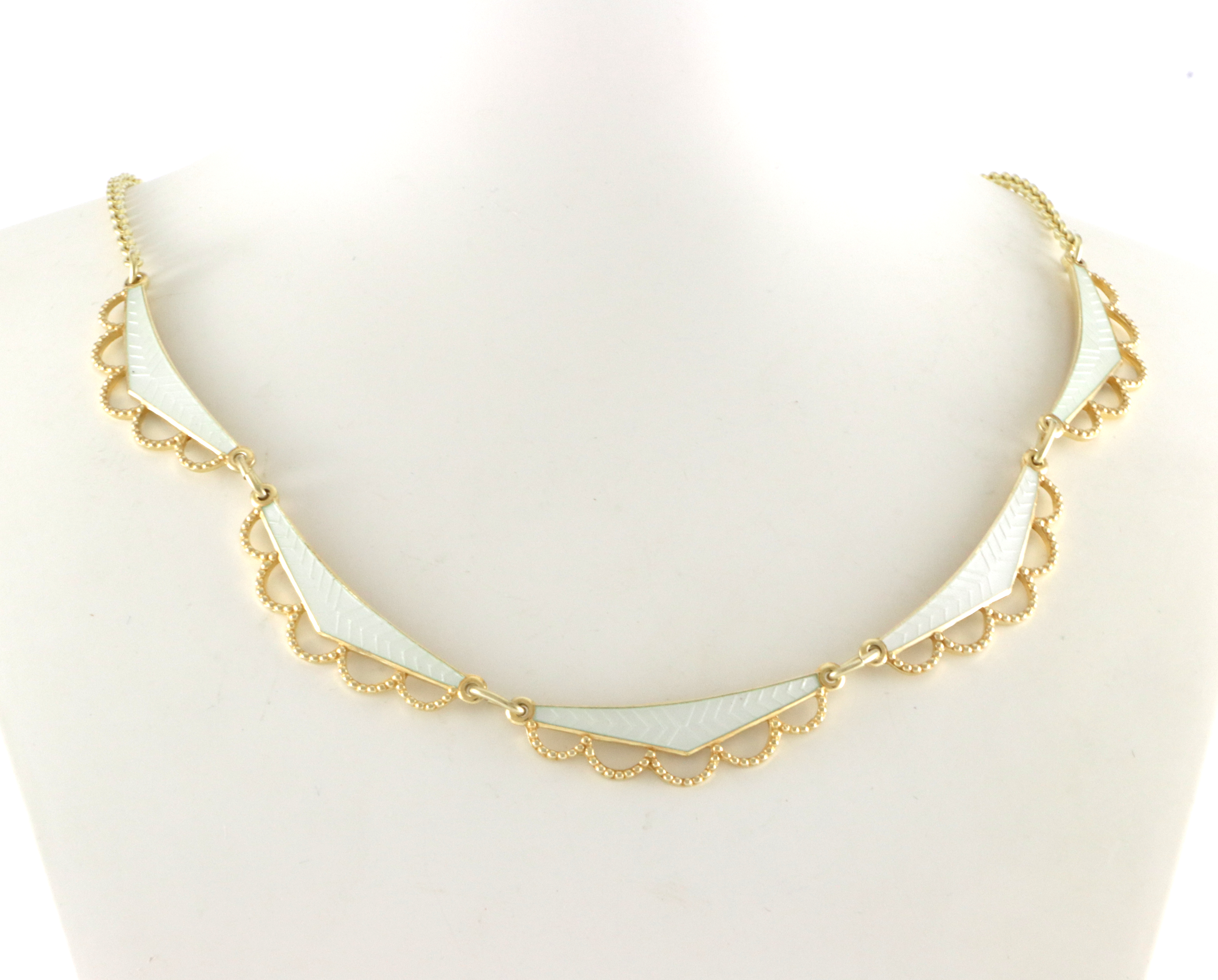 Emaljerte halskjeder i sølv