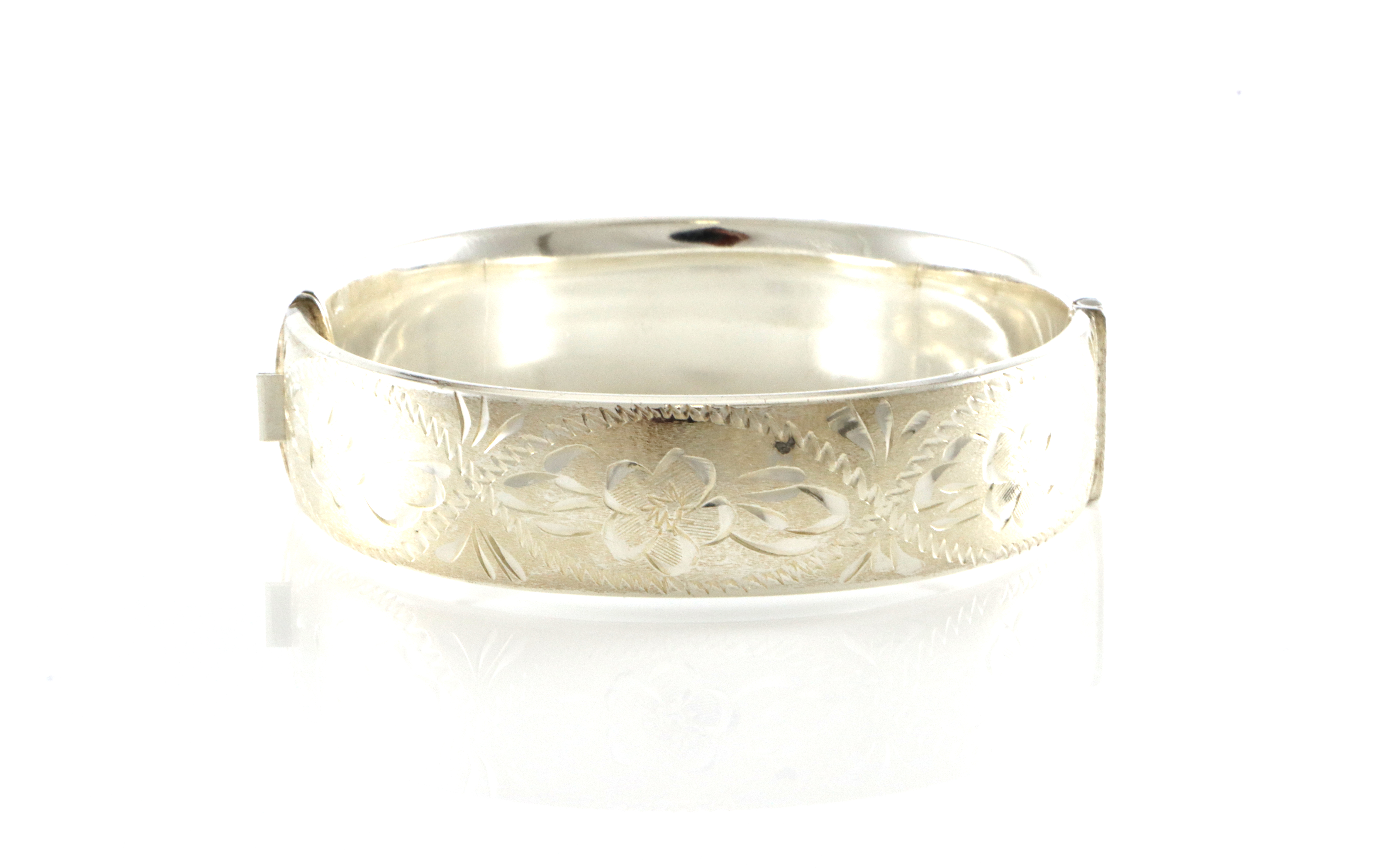 Armring i sølv med gravert mønster