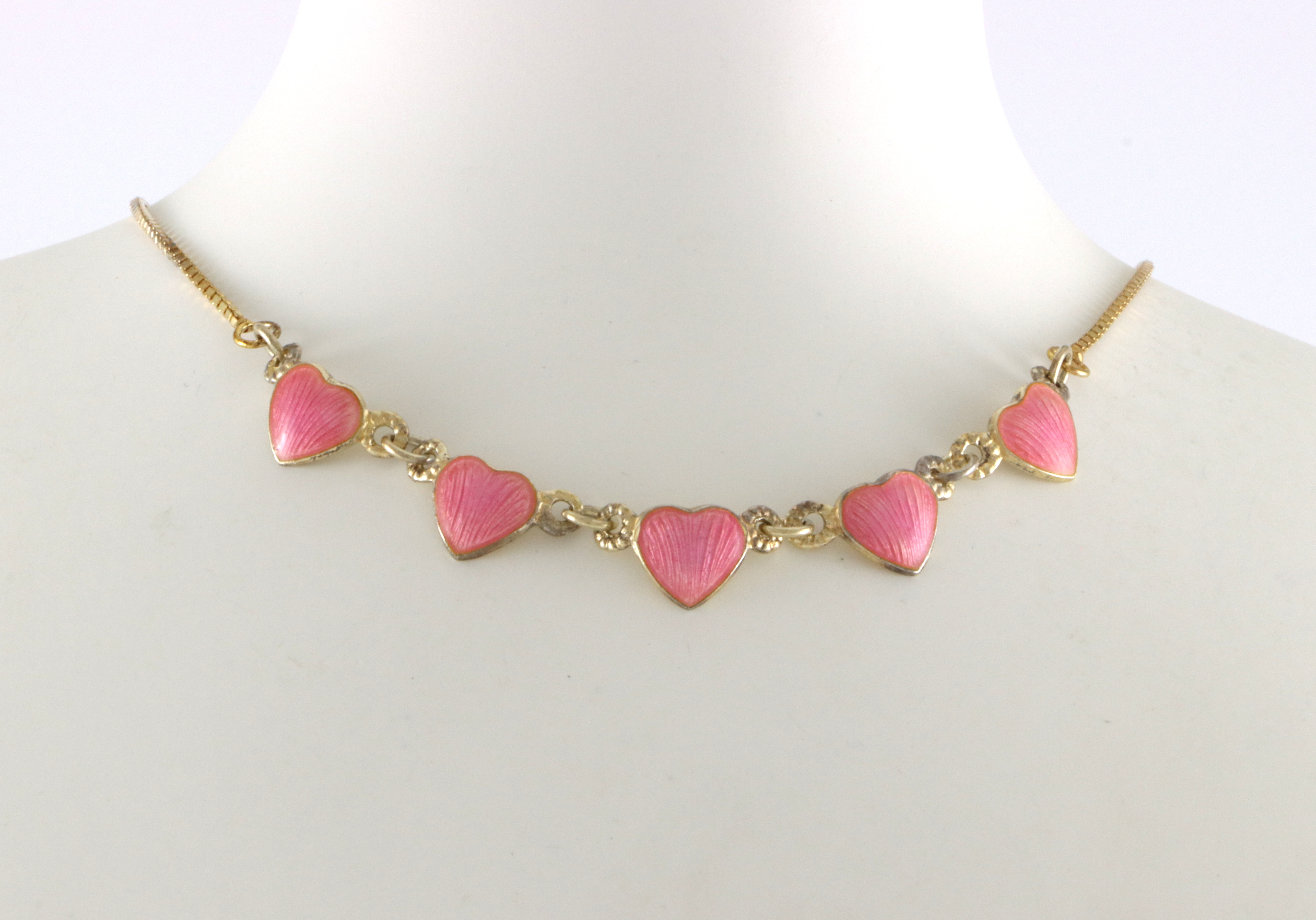 Emaljerte halskjeder i sølv