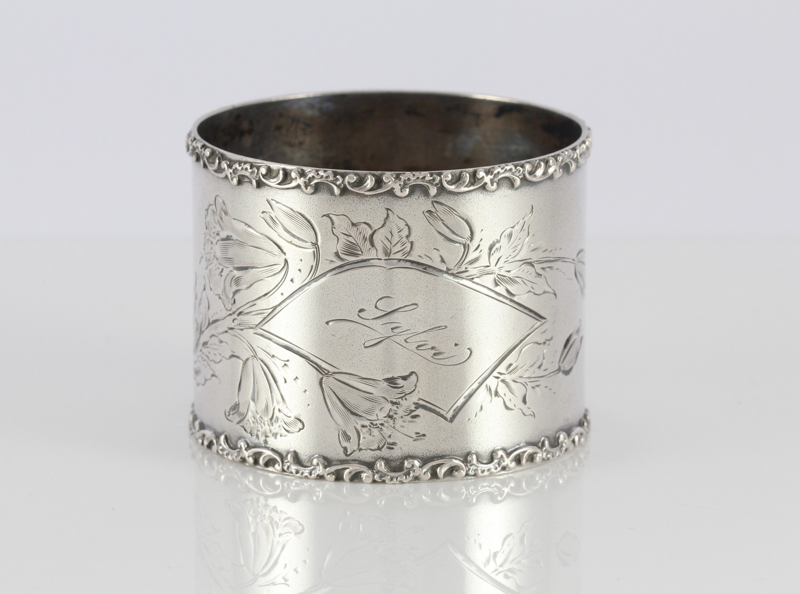 Graverte serviettringer i sølv