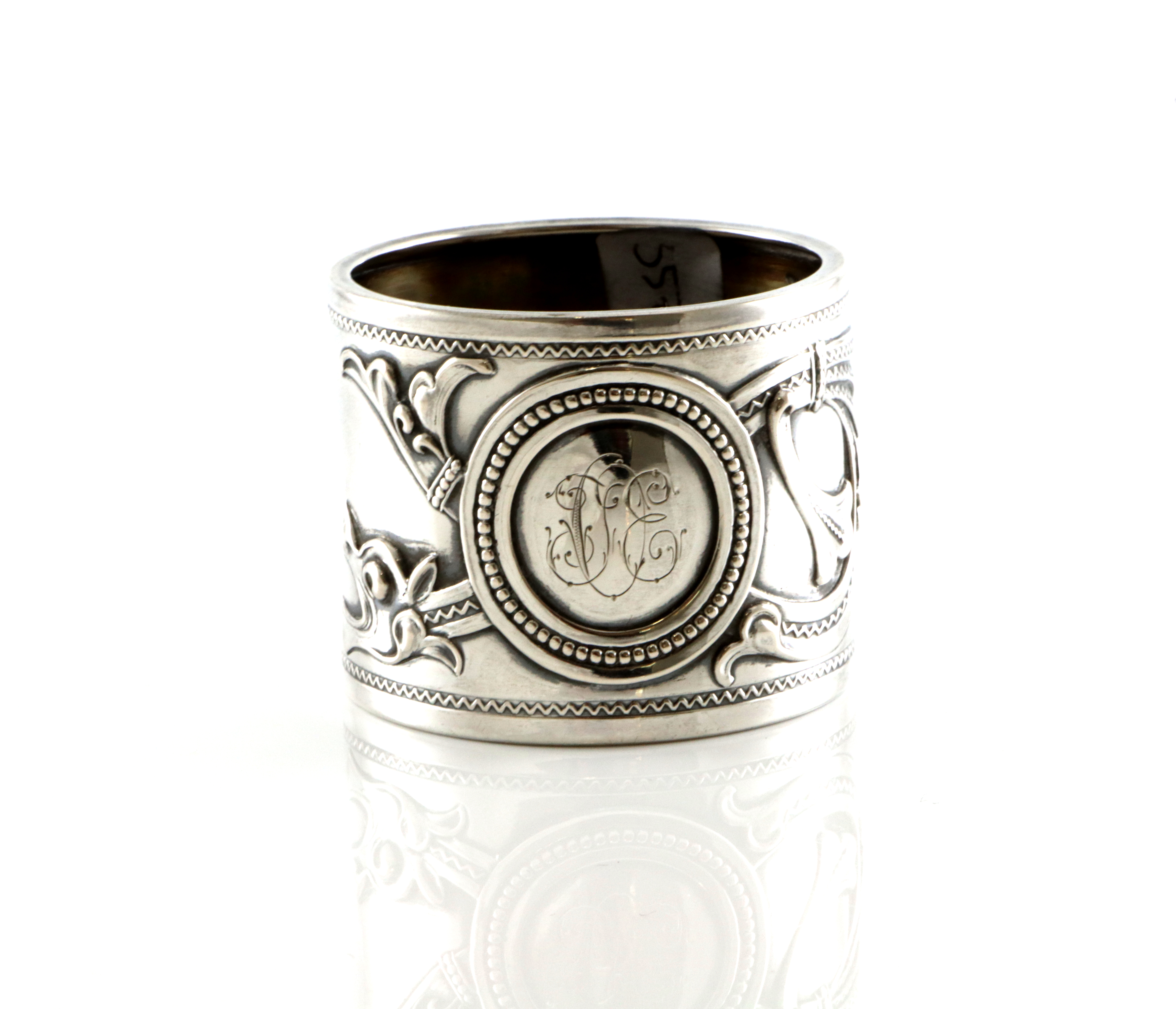 Graverte serviettringer i sølv