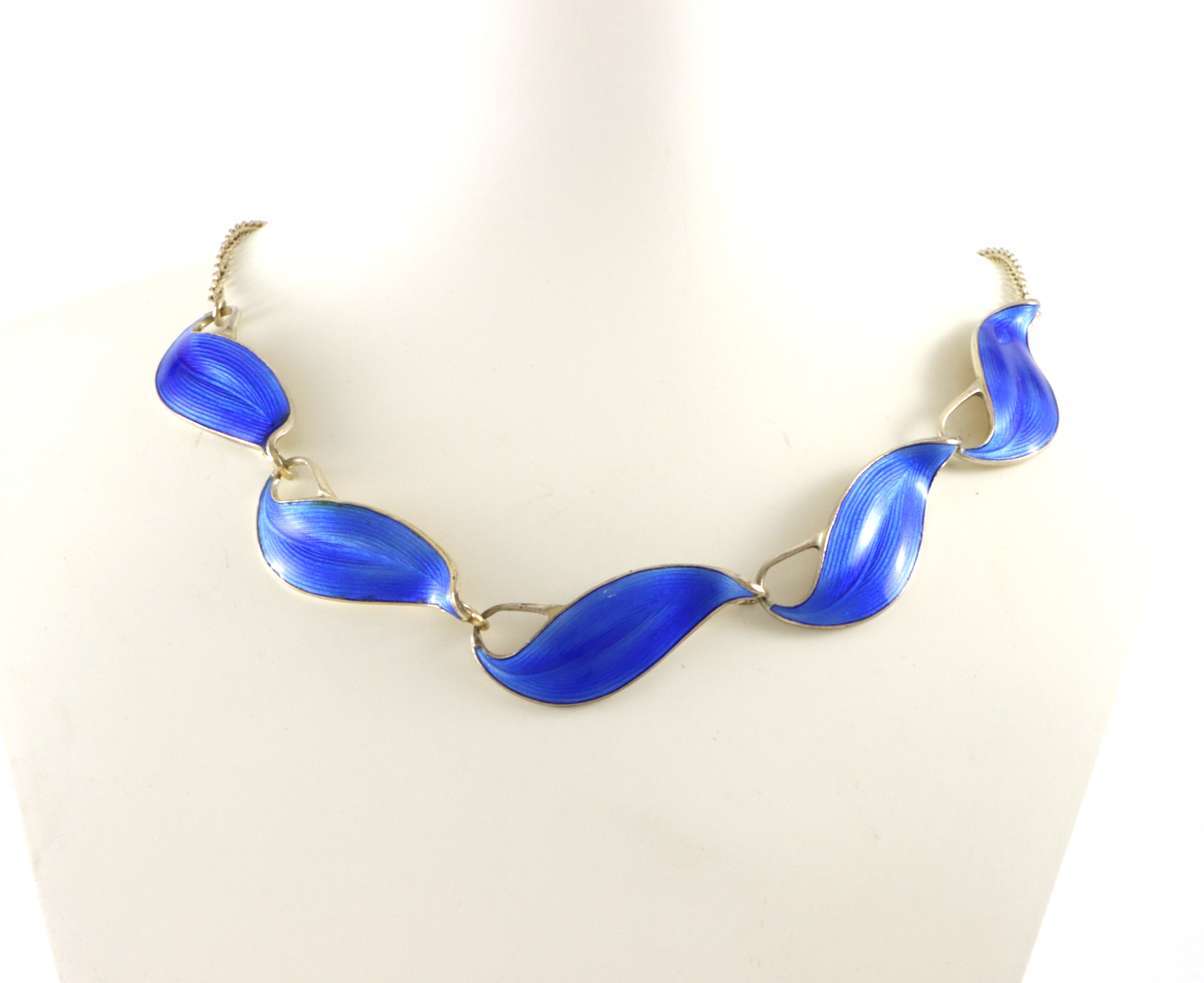 Emaljerte halskjeder i sølv