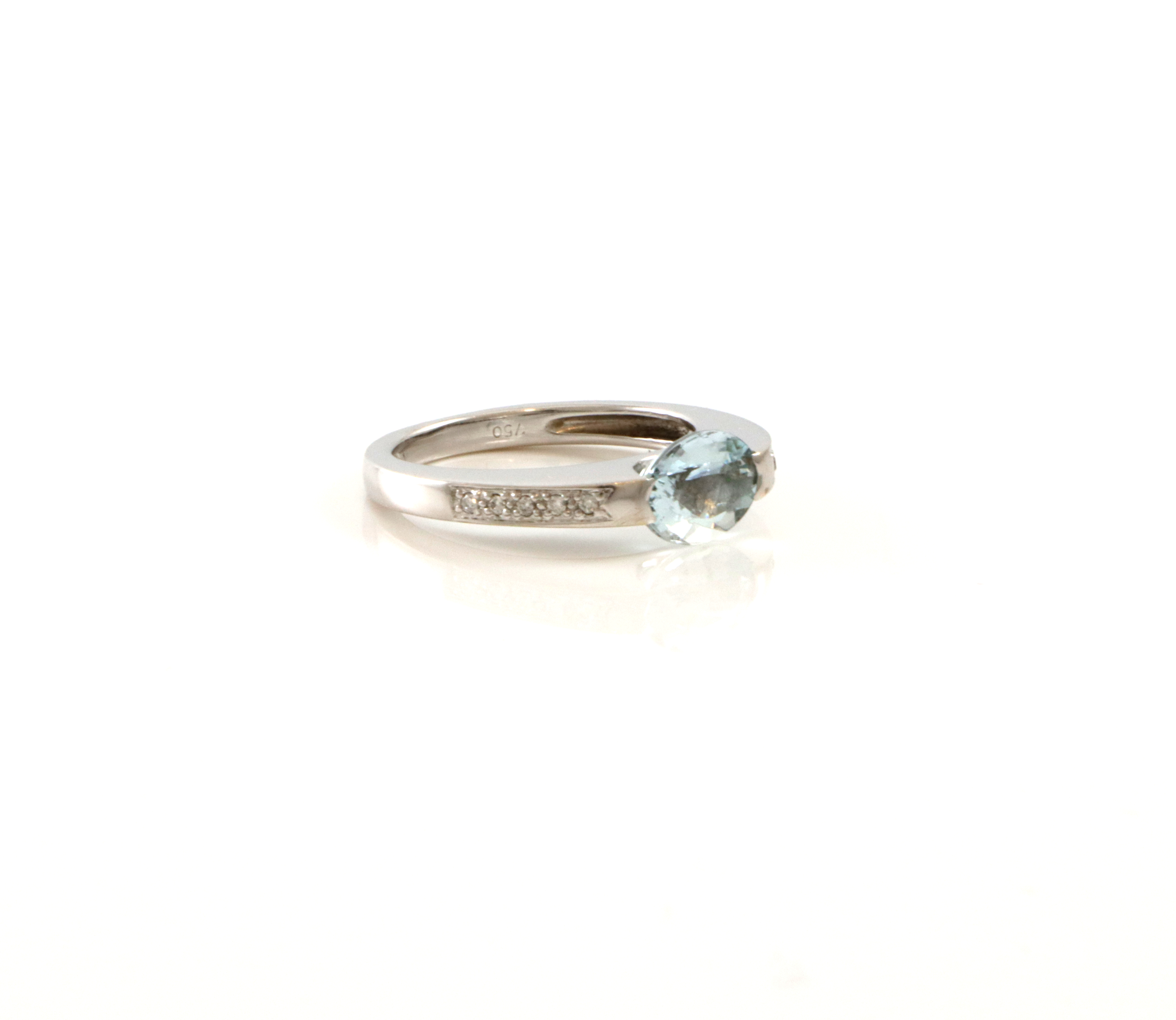 Moderne ring med aqua marine og diamantstrø