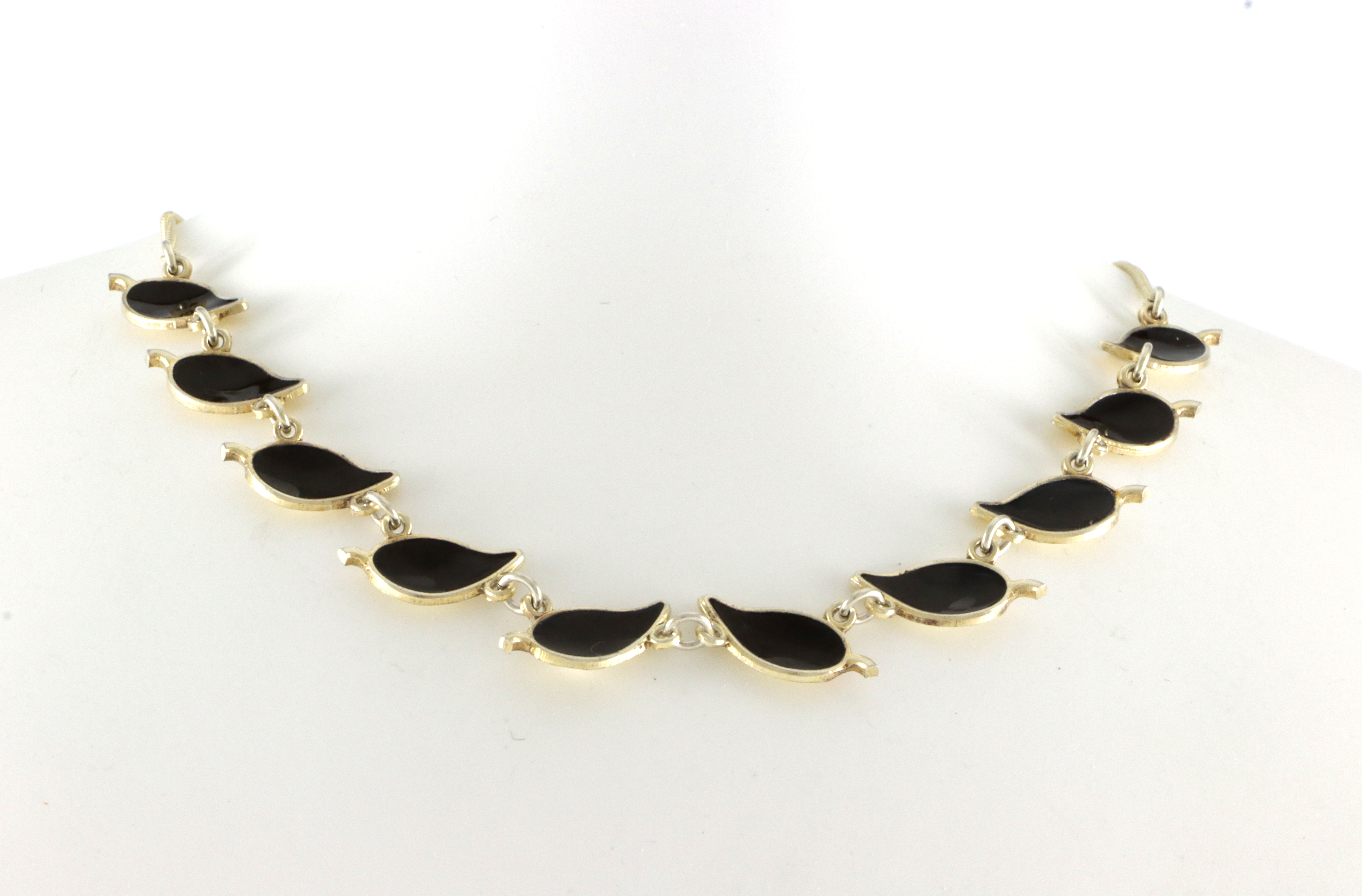 Emaljerte halskjeder