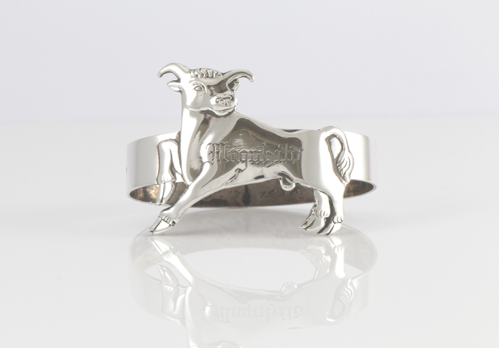 Graverte serviettringer i sølv