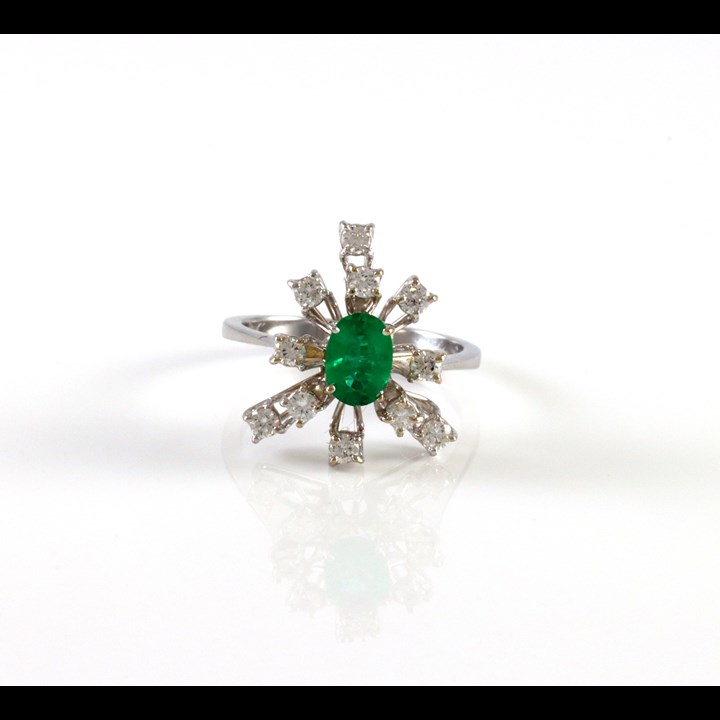 Vakker ring med smaragd og diamanter