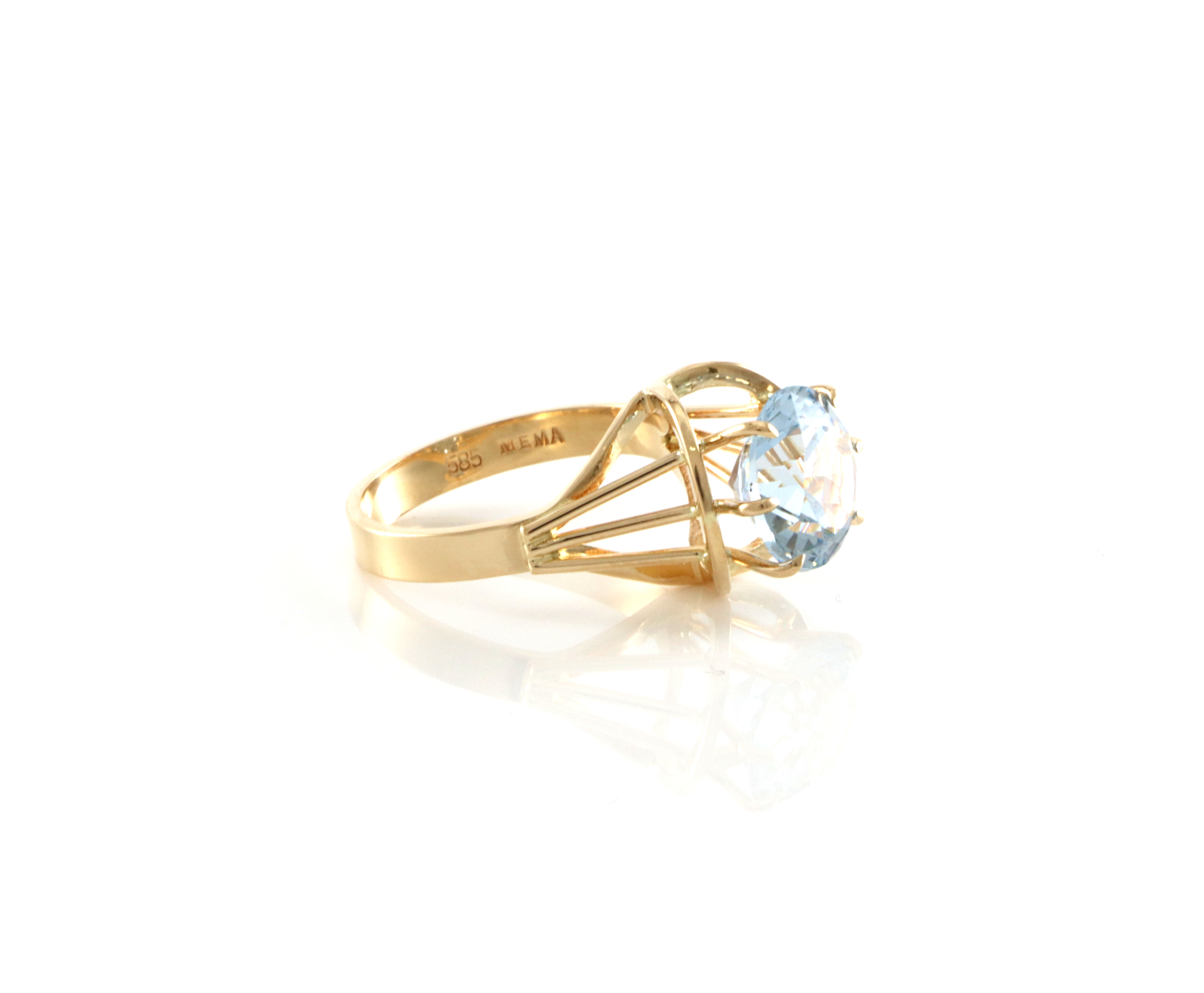 Mema. Ring med lyseblå stein