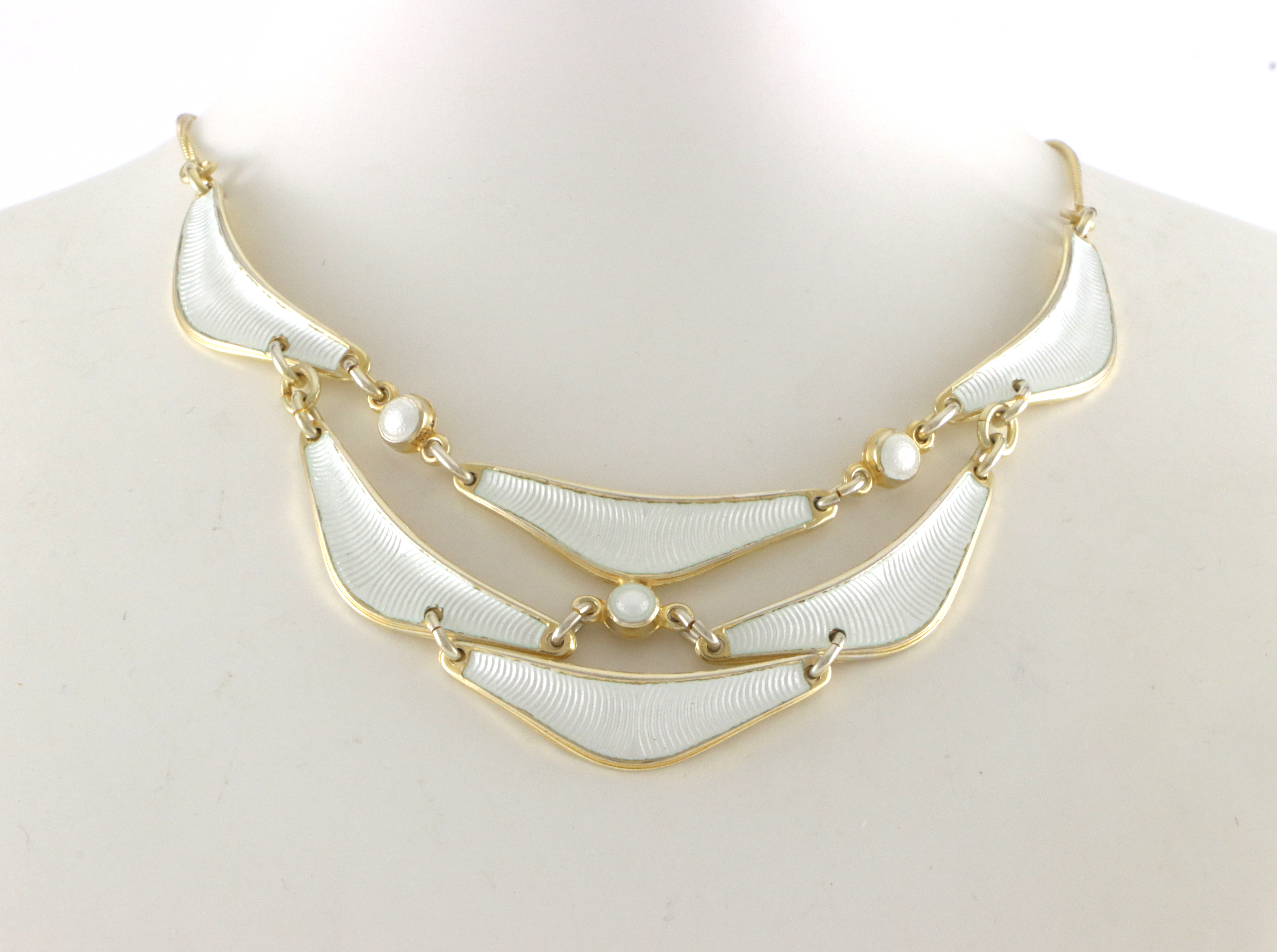 Emaljerte halskjeder i sølv