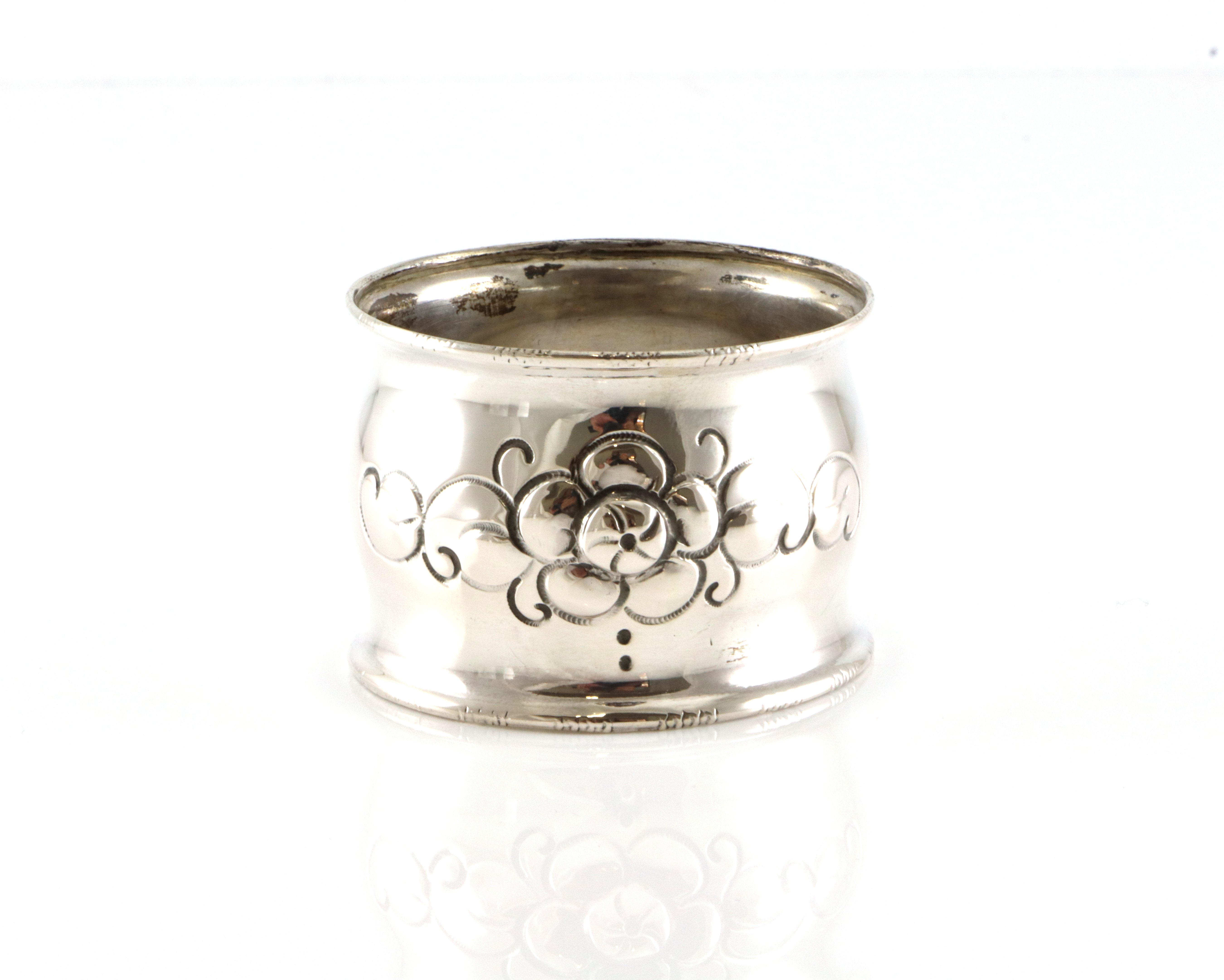 Graverte serviettringer i sølv