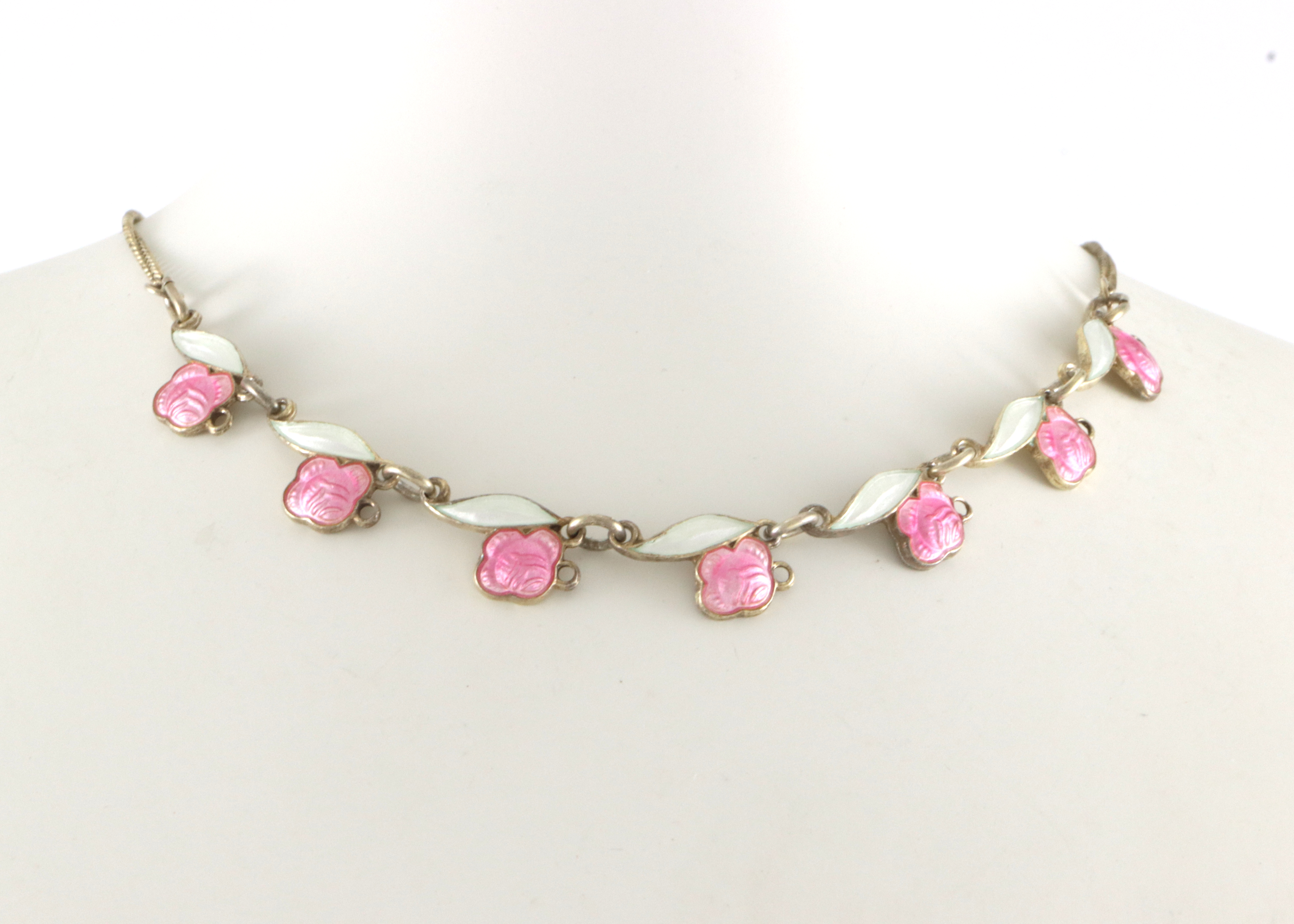 Emaljerte halskjeder i sølv