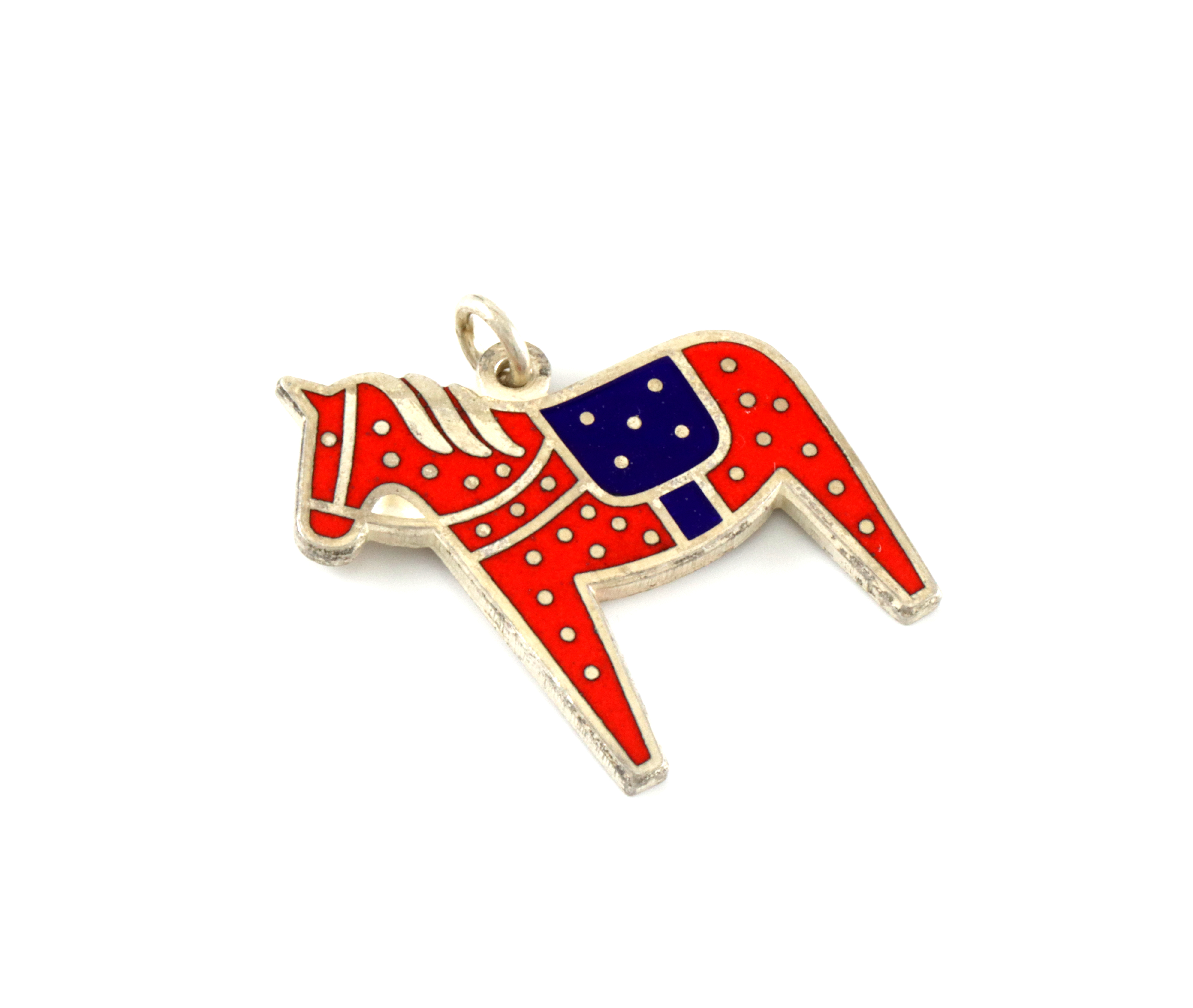 Emaljerte anheng i sølv.