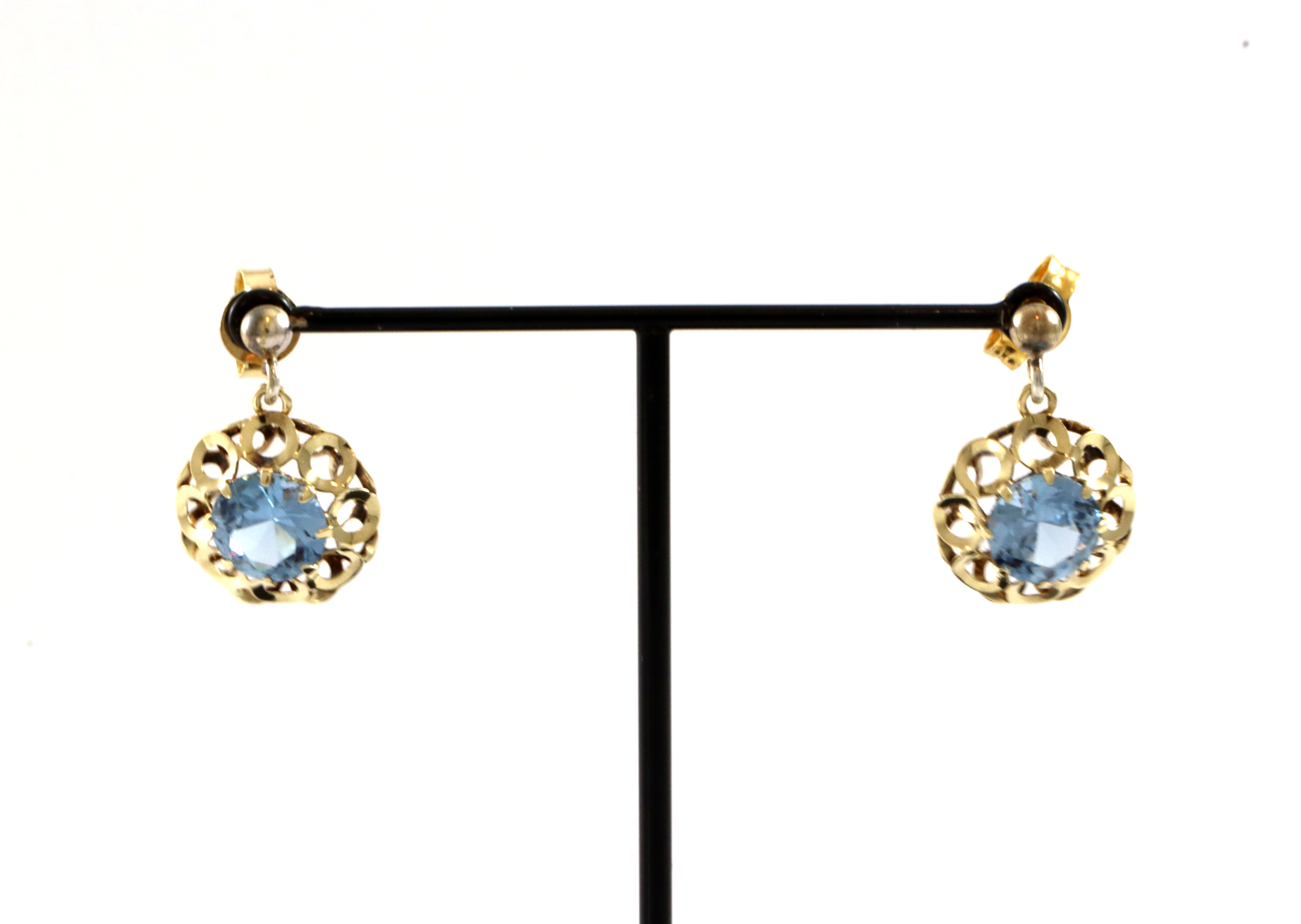 Klassiker fra Ivar T Holth. Øredobber med lyseblå steiner