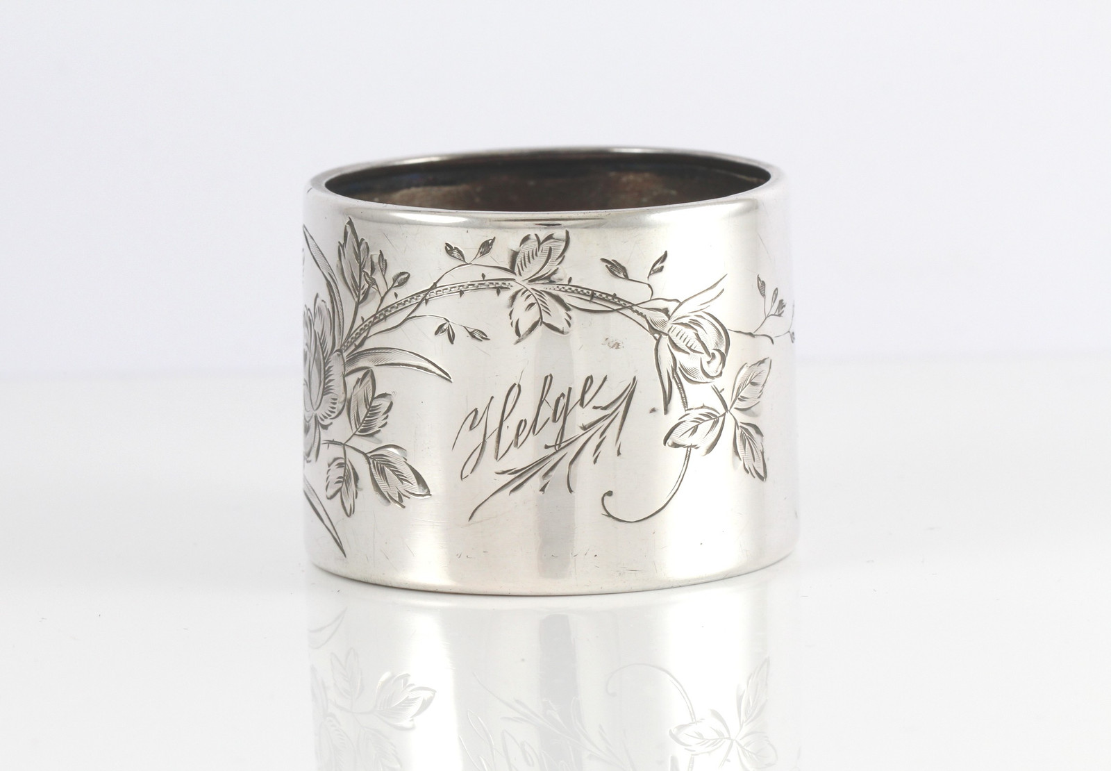 Graverte serviettringer i sølv