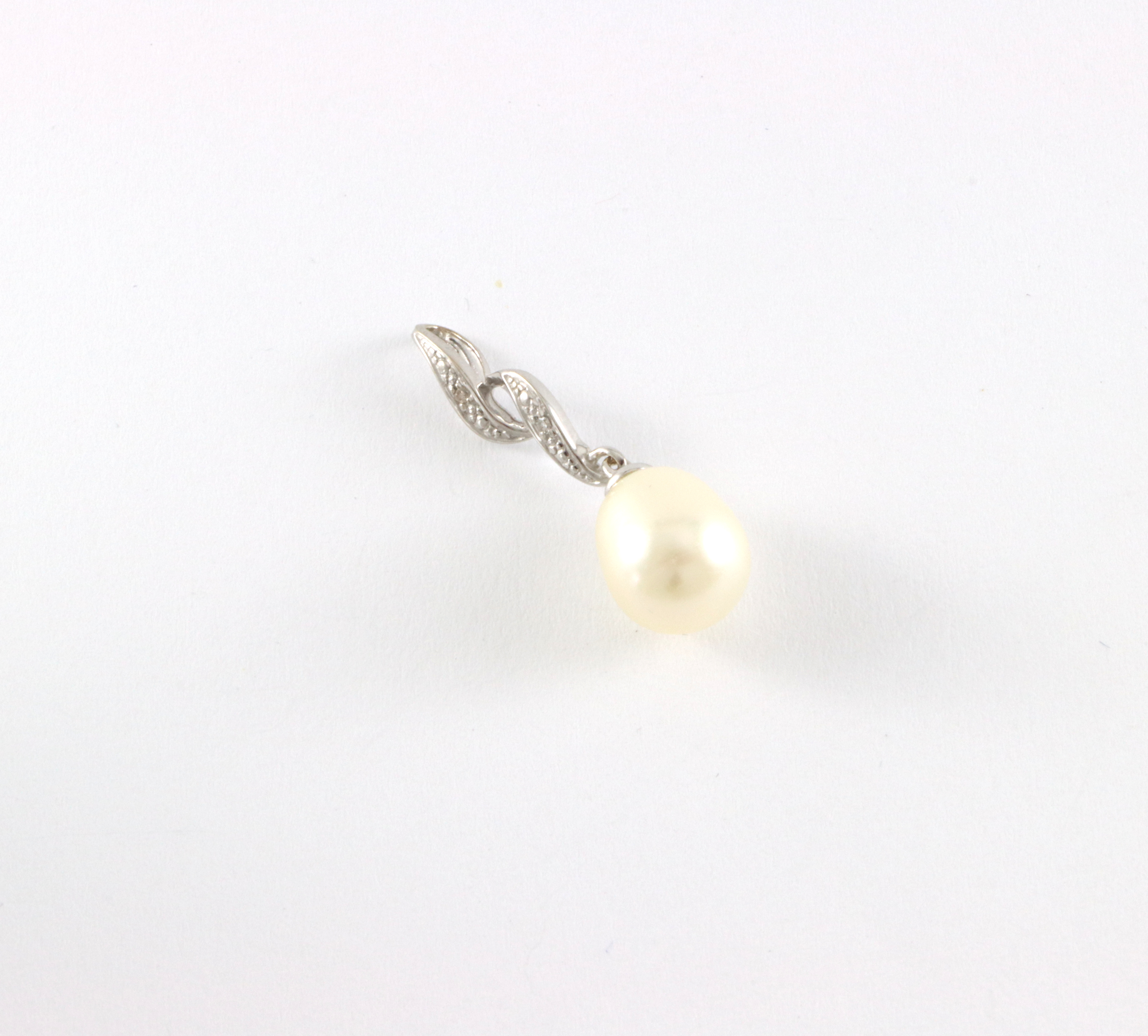 Lekkert anheng med perle og diamantstrø