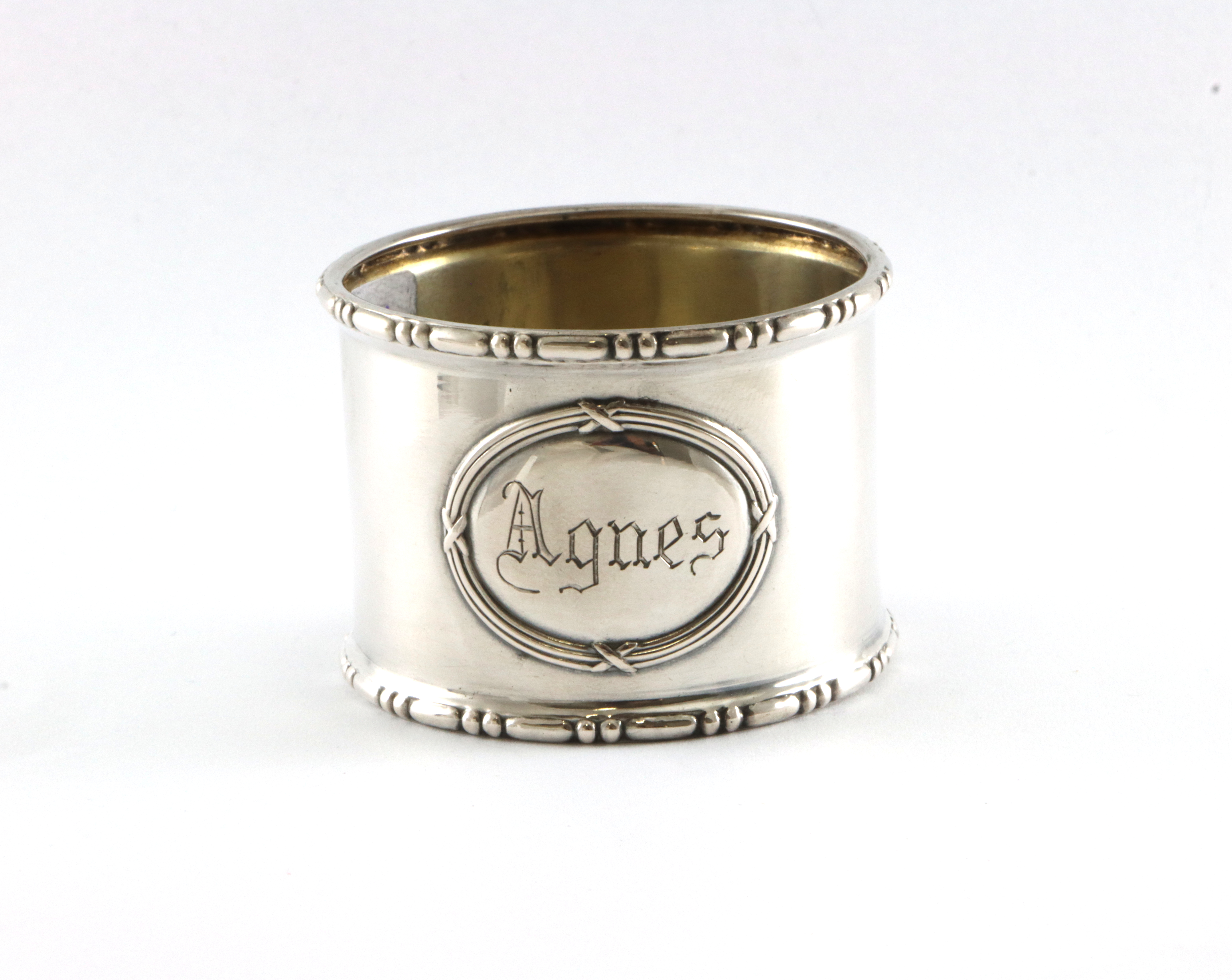 Graverte serviettringer i sølv