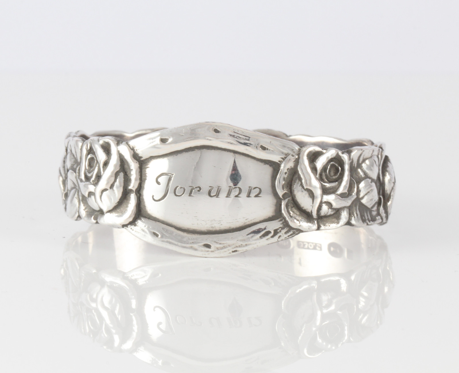 Graverte serviettringer i sølv