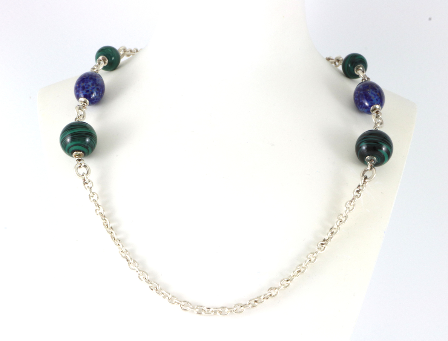 Halskjede i sølv med steiner