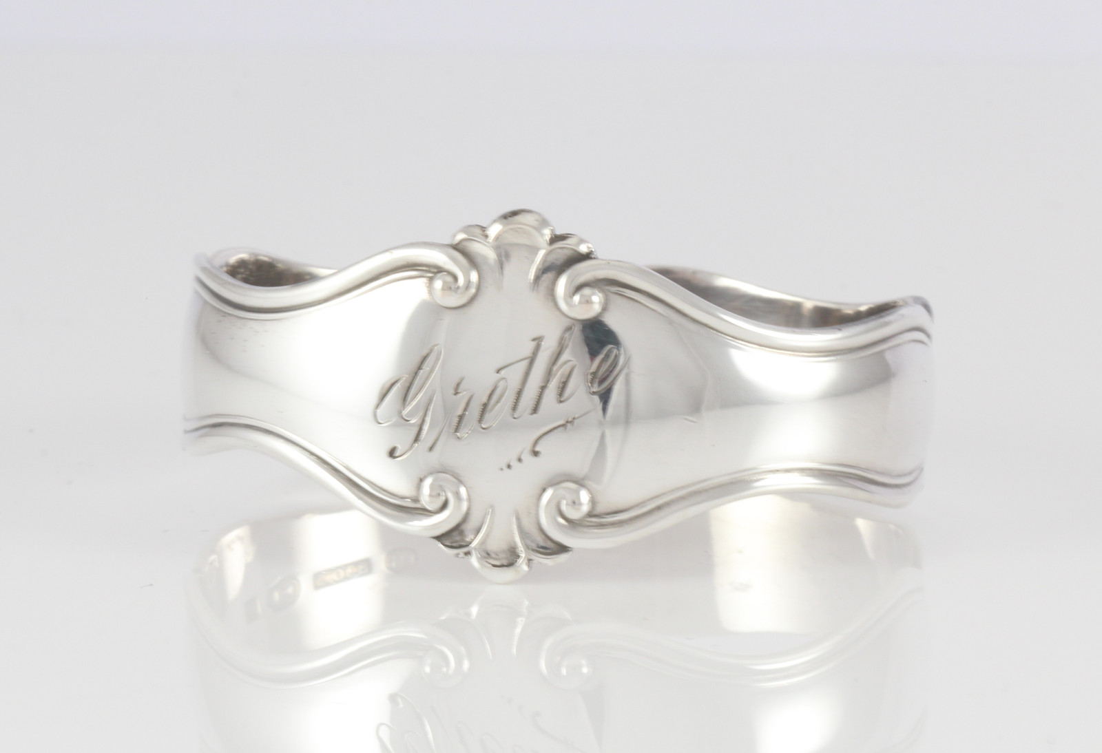 Graverte serviettringer i sølv