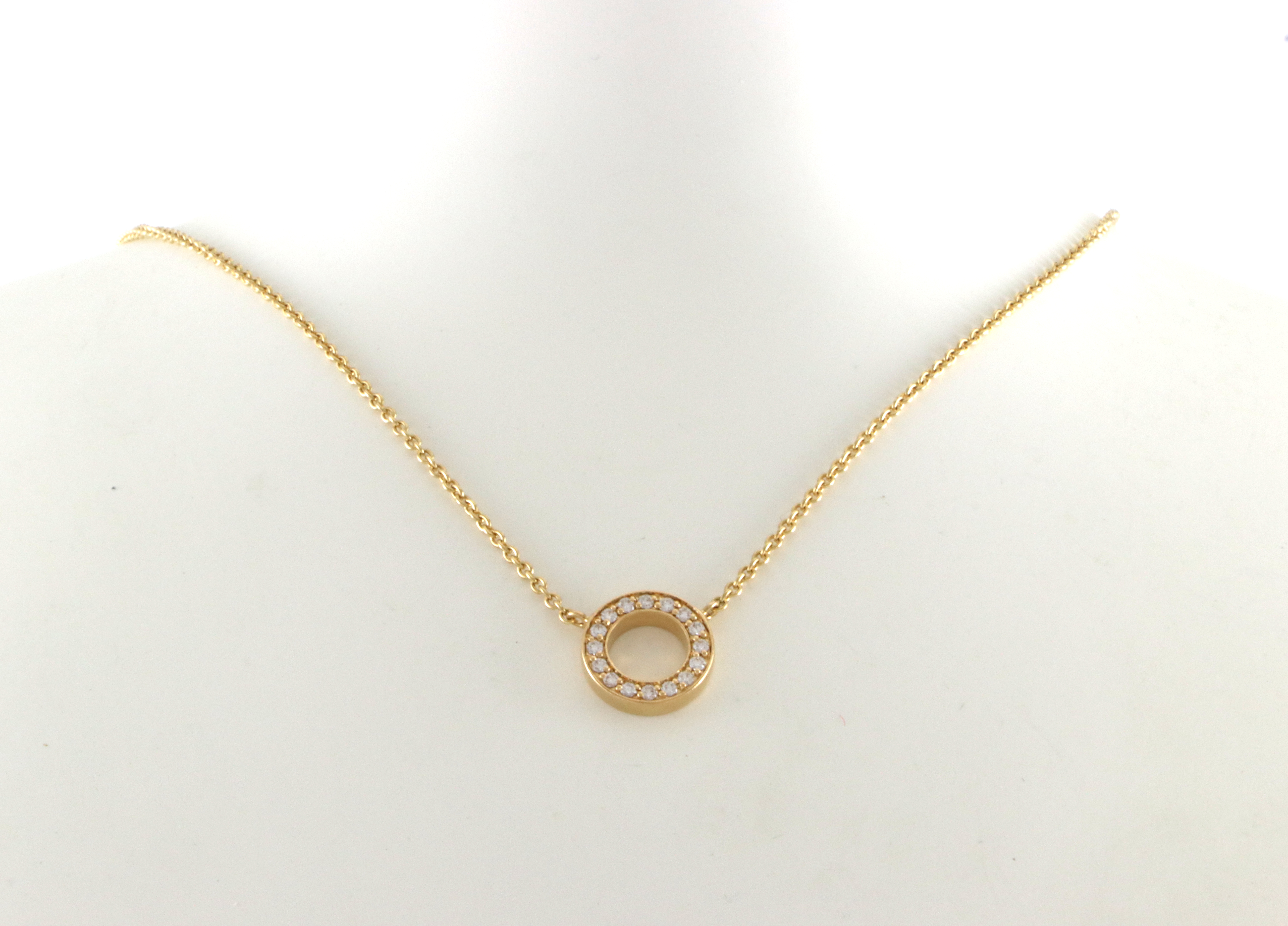 Efva Attling. "Circle of love" halssmykke med små diamanter