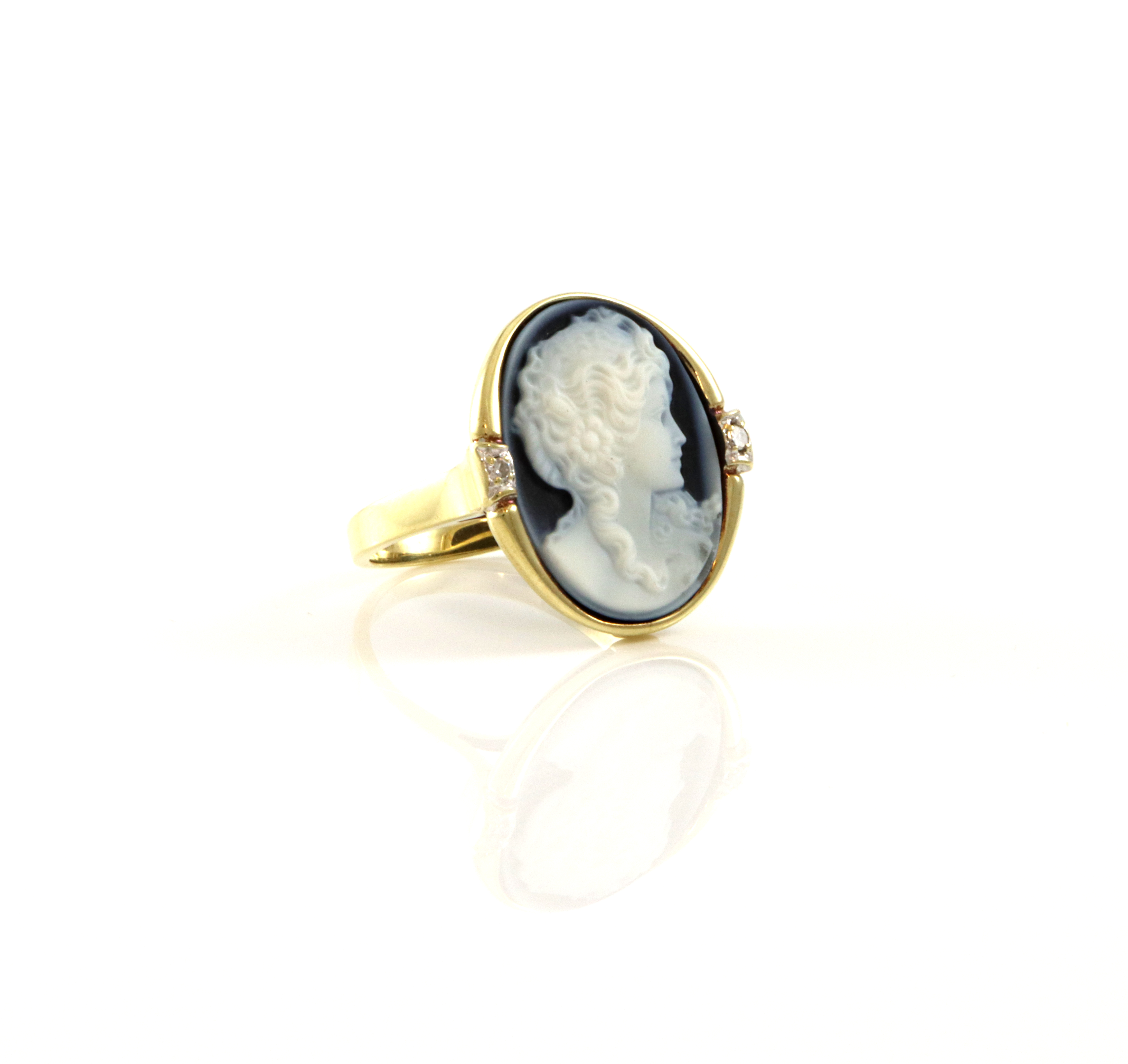 Svært pen ring med kamê og små diamanter. Harsheim