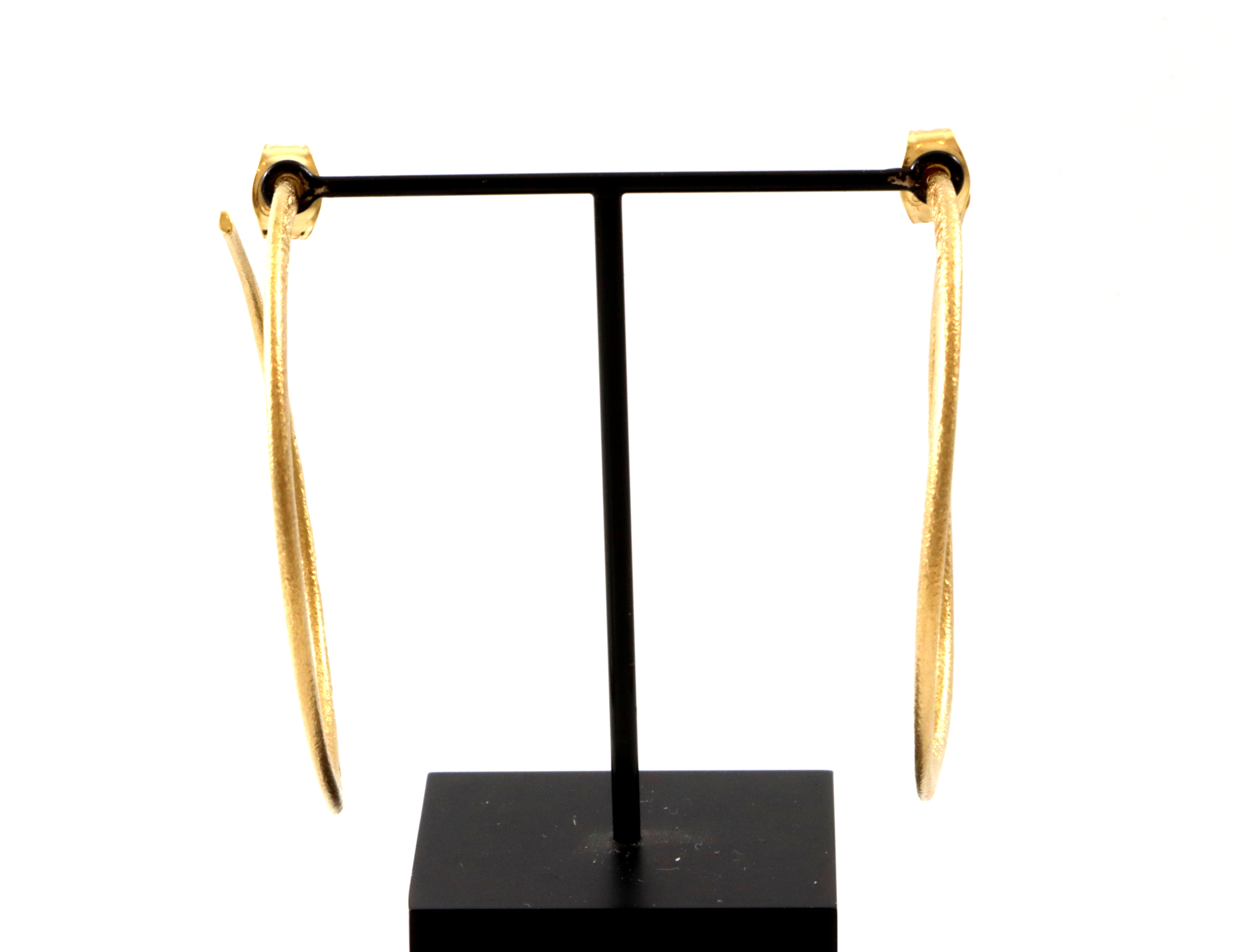 Charlotte Lynggaard for Ole Lynggaard. "Love" hoops/øreringer