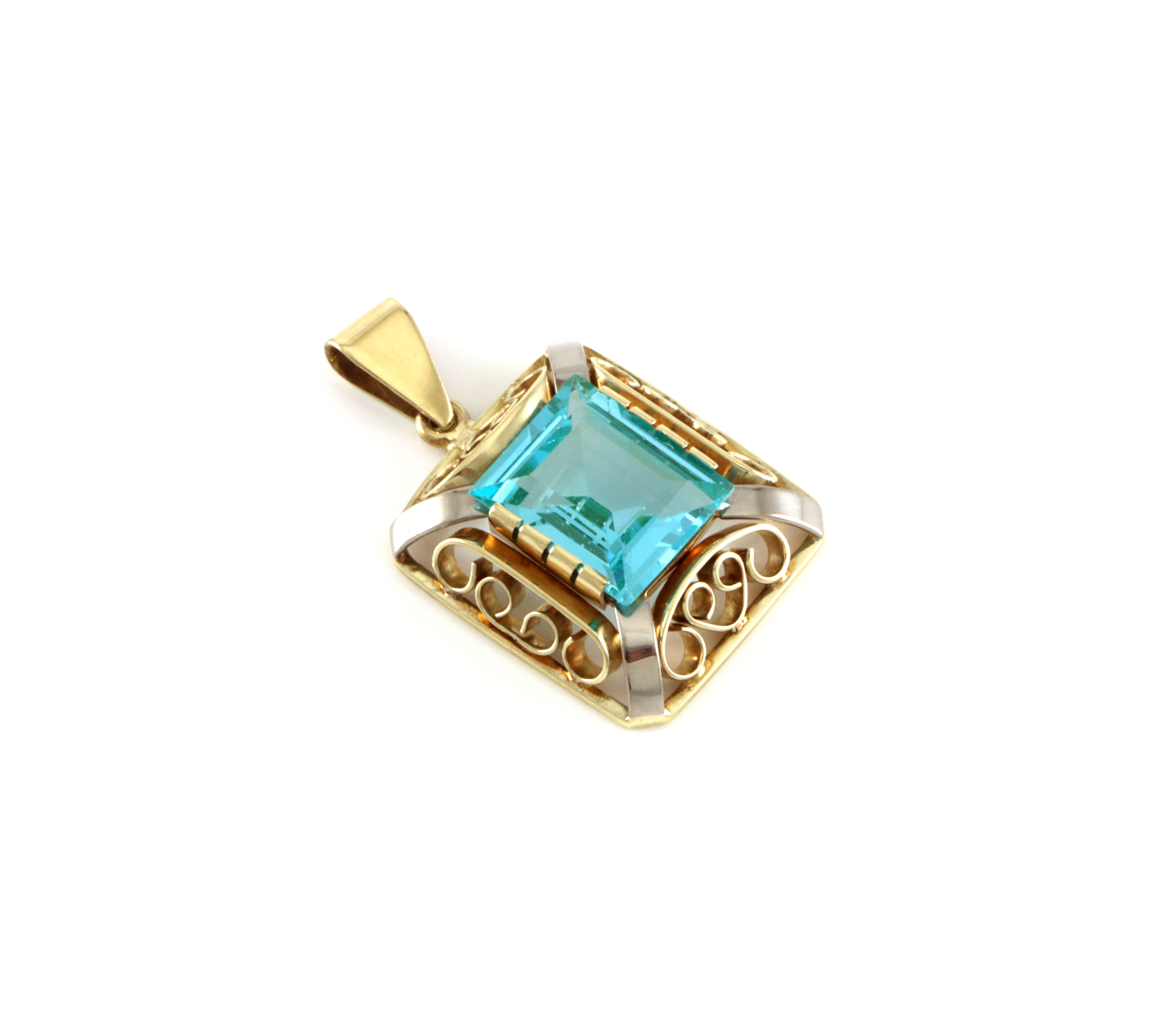 Lekkert anheng med lyseblå stein, trolig topas