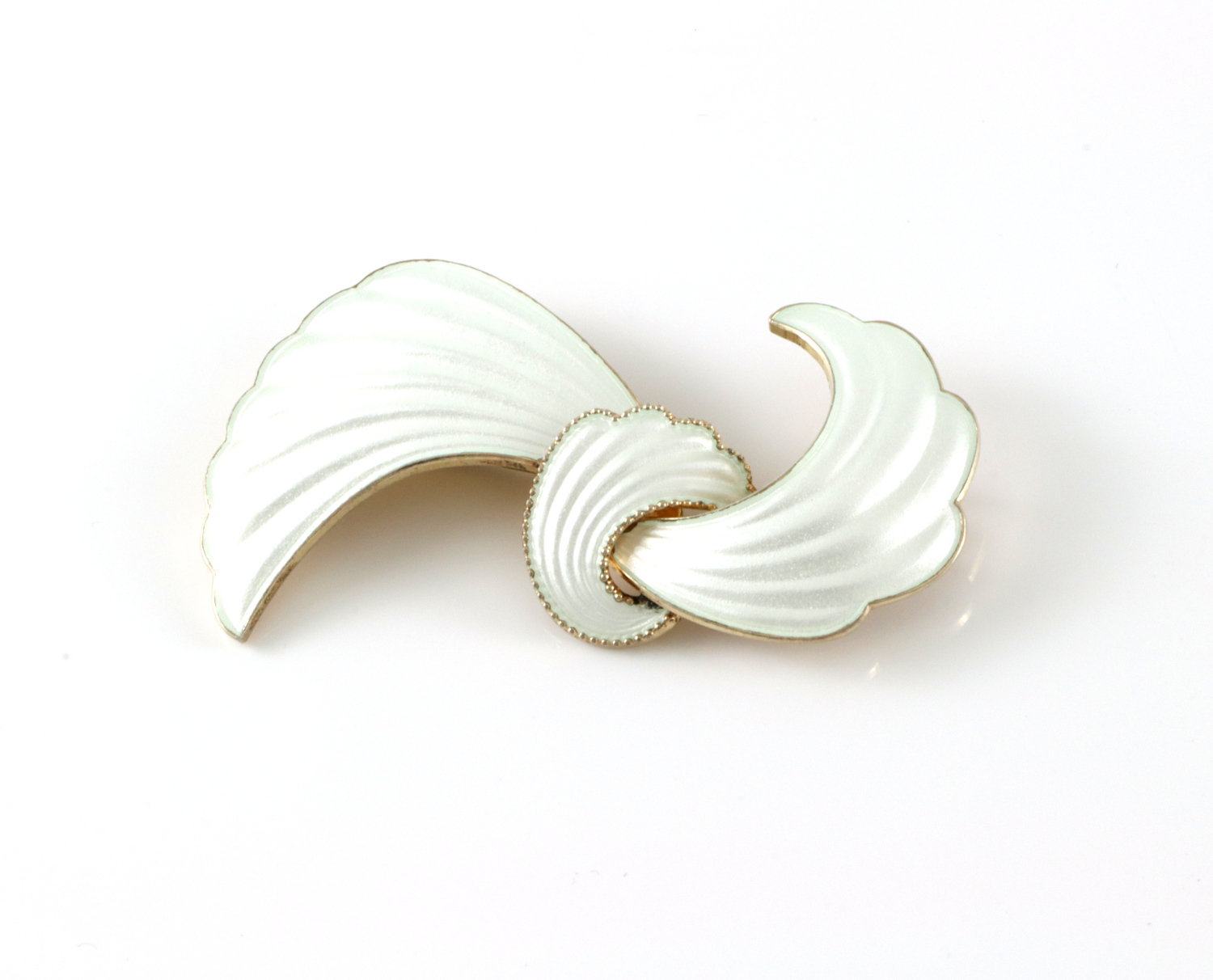 Emaljert brosje i sølv