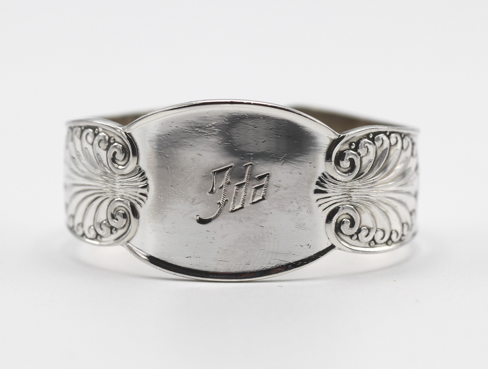 Graverte serviettringer i sølv