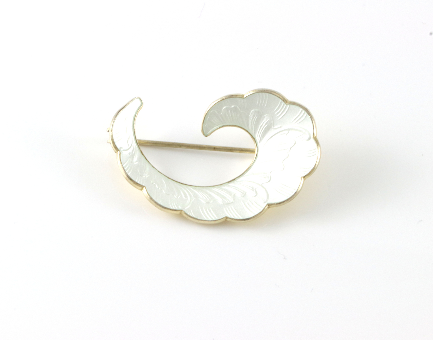 Emaljert brosje i sølv