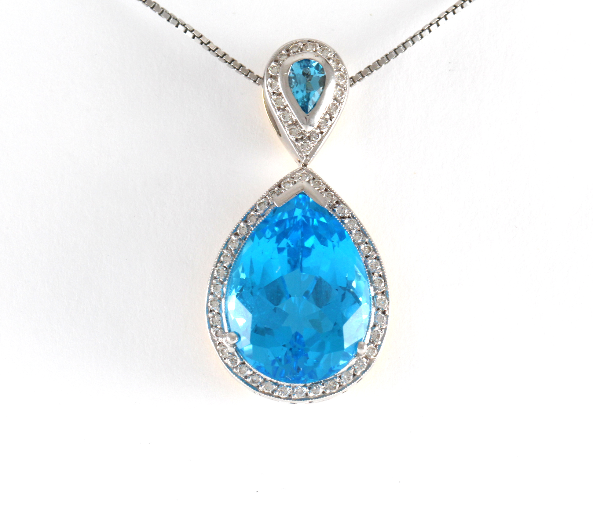 Stort vakkert anheng med diamanter