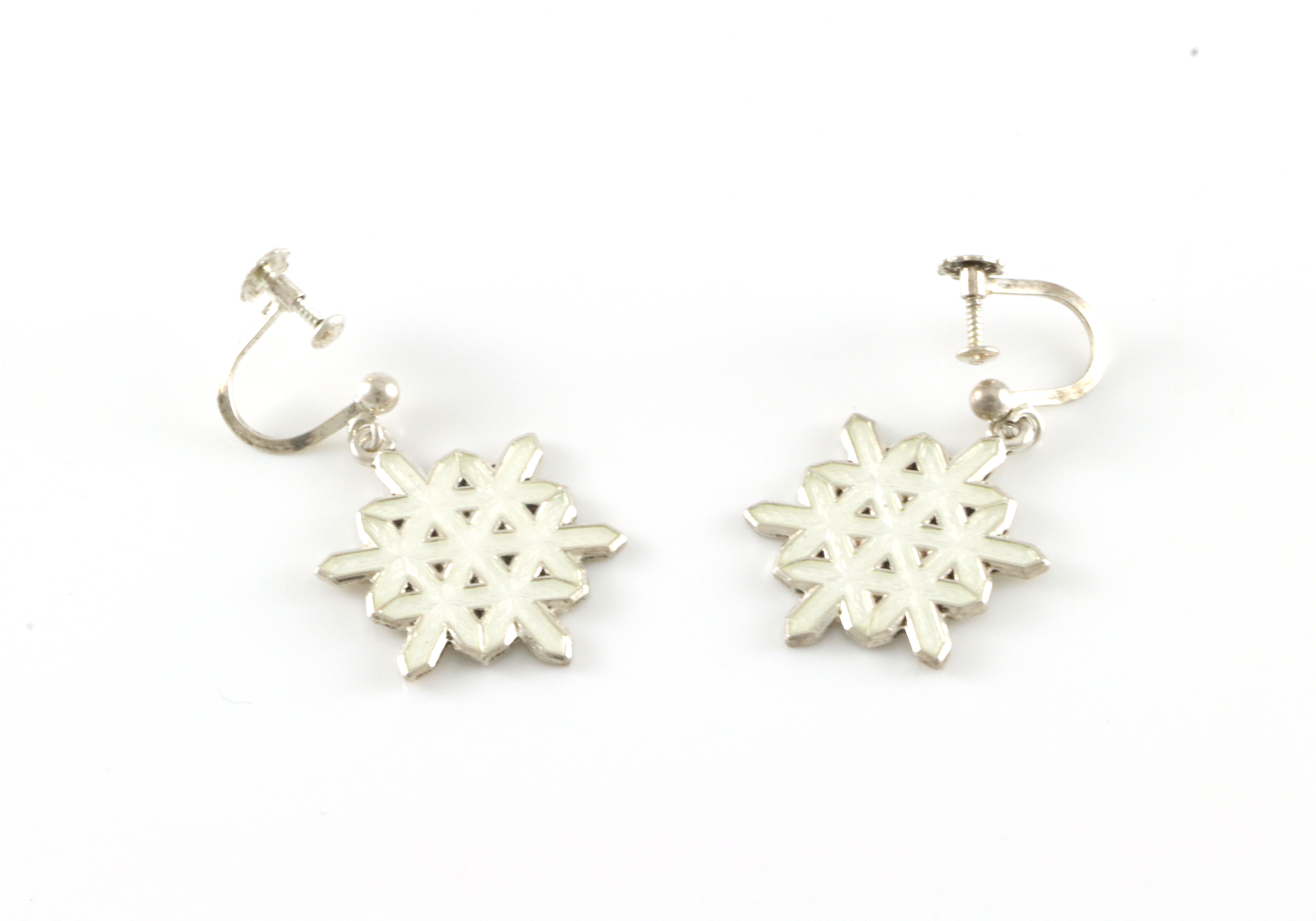 Emaljert ørepynt i sølv