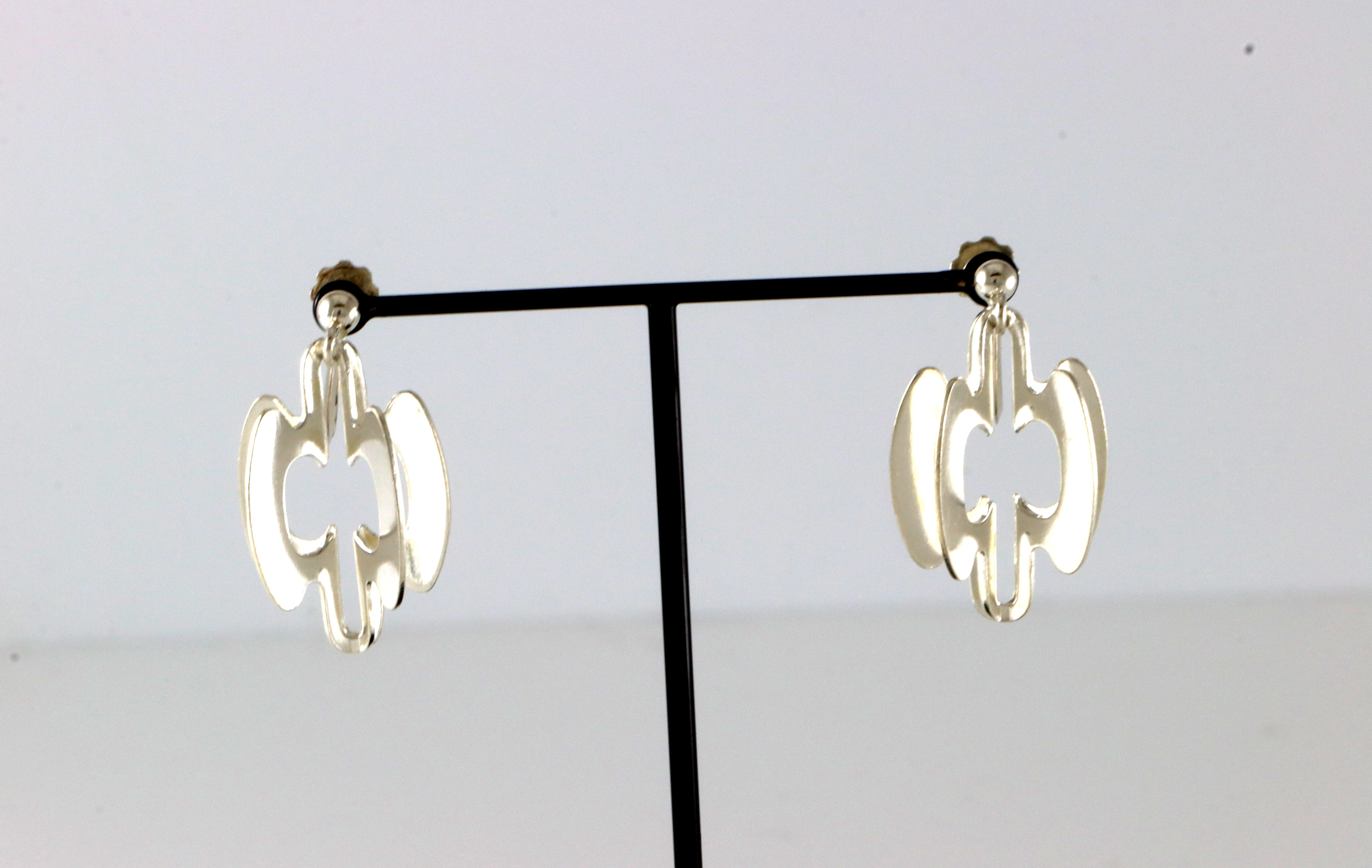 H.C. Østrem. Ørepynt med skruing