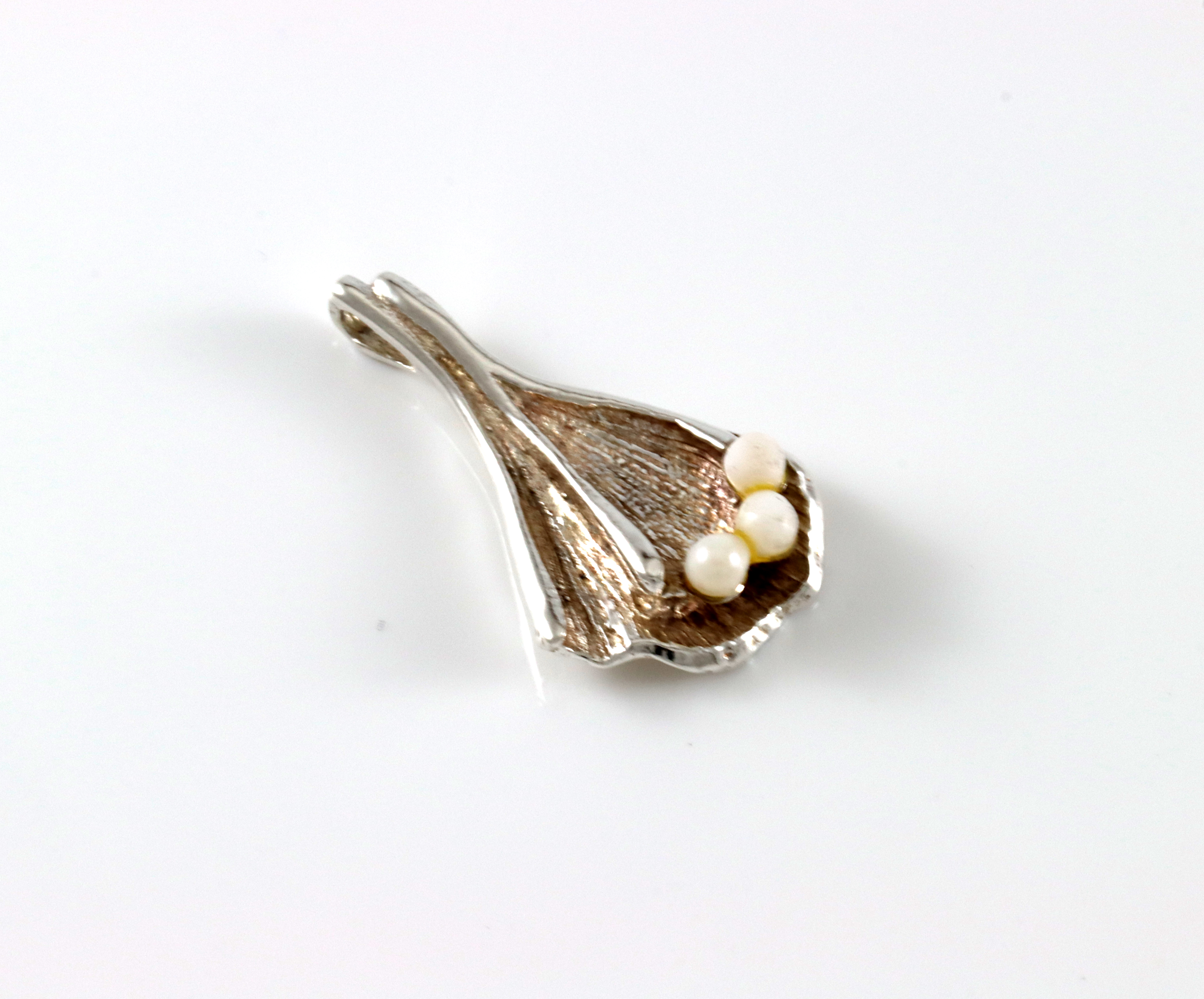 Anheng i sølv med perler.