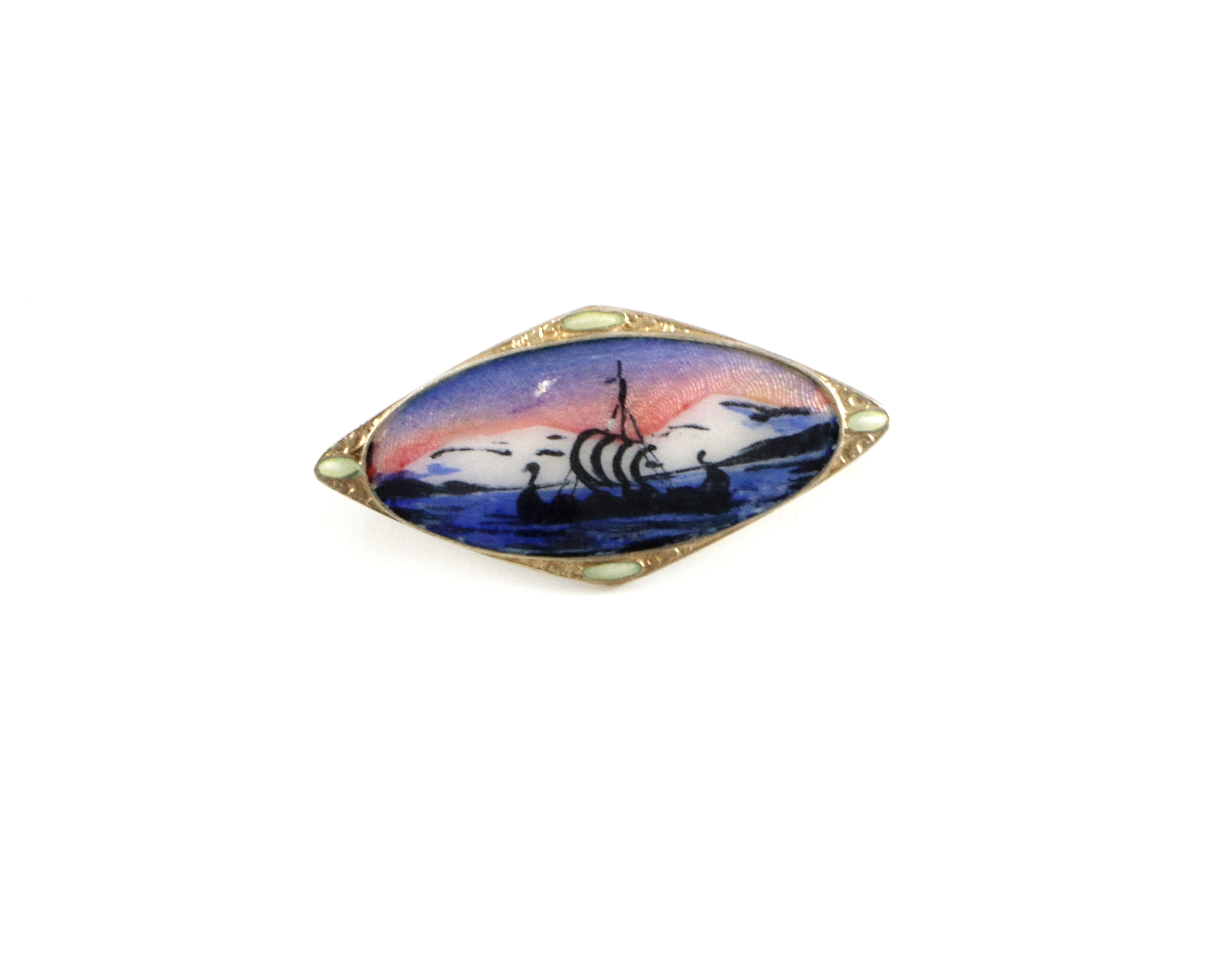 Emaljert brosje i sølv